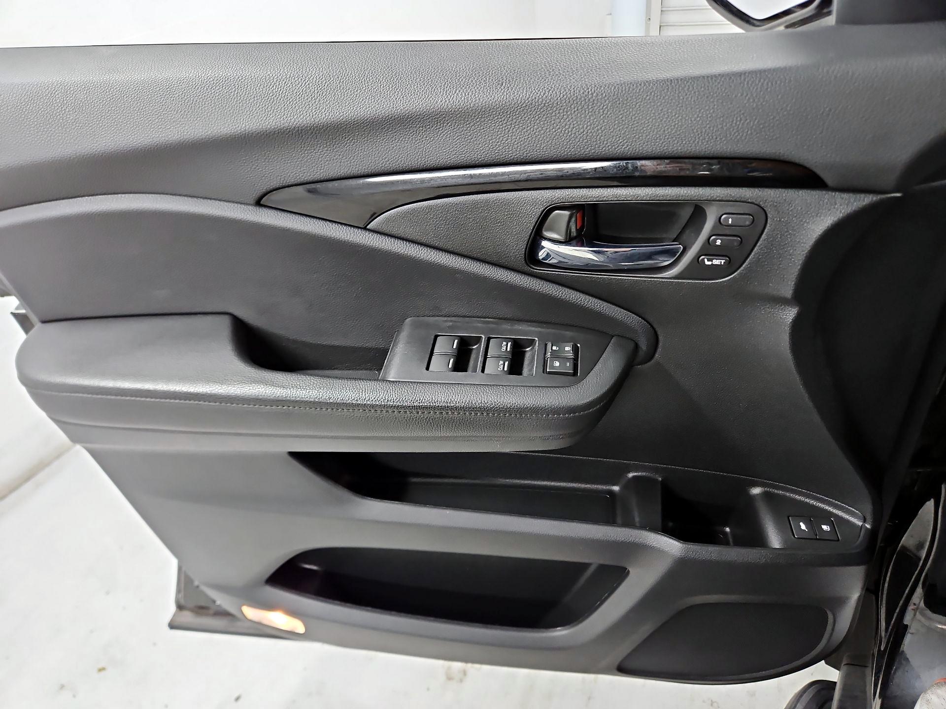 Thumbnail: 2019 Honda Pilot - 12