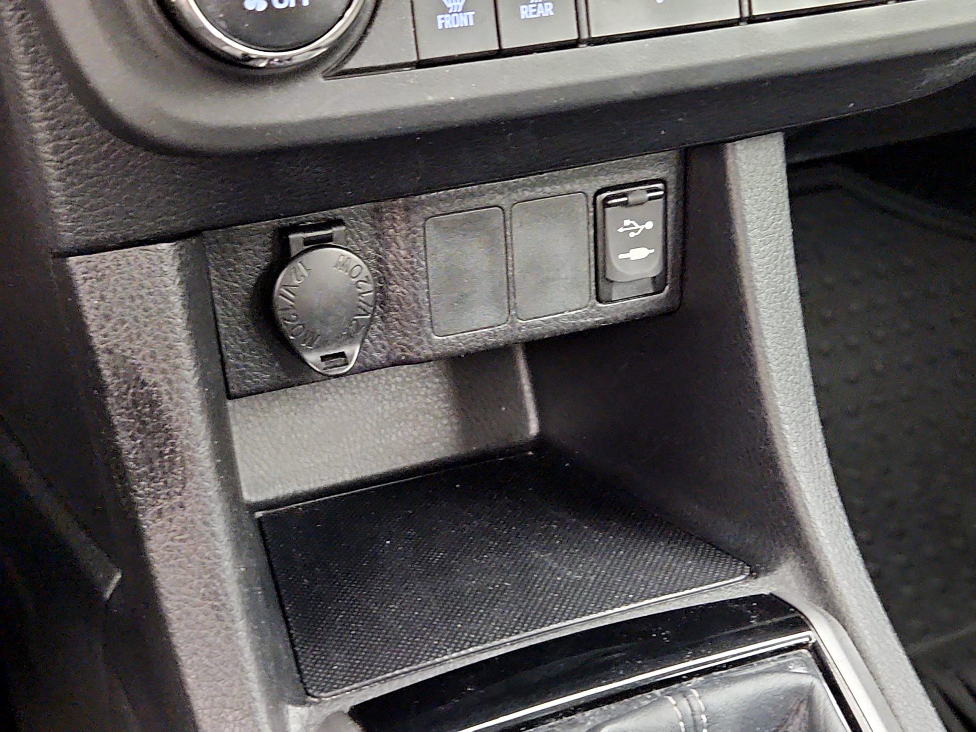 Thumbnail: 2015 Toyota Corolla - 18