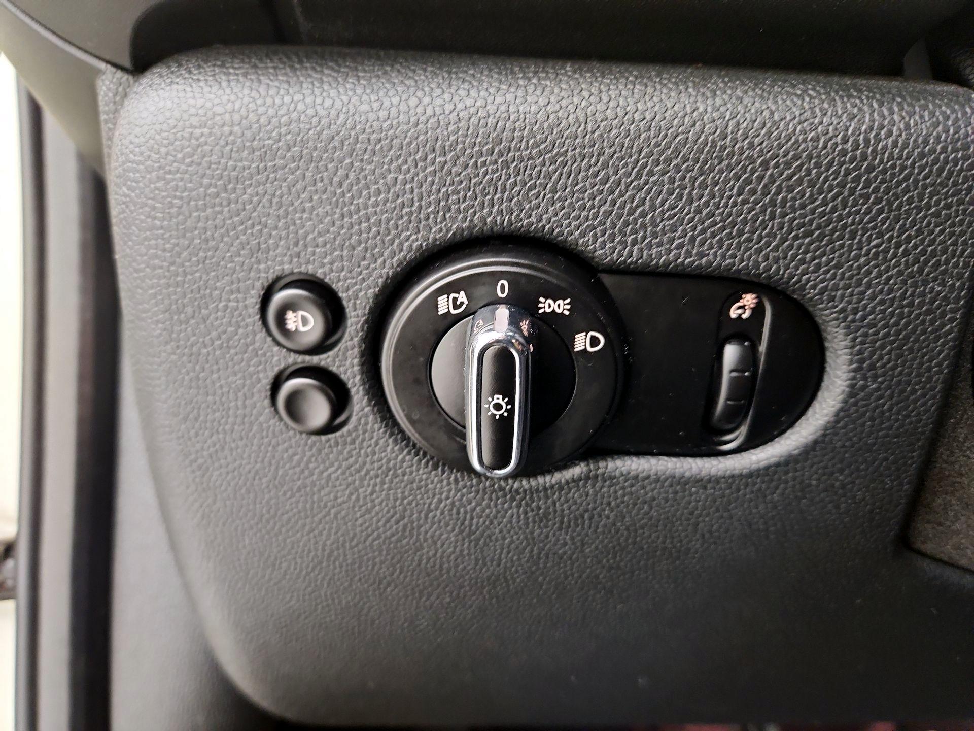 Thumbnail: 2015 MINI Cooper Hardtop - 13