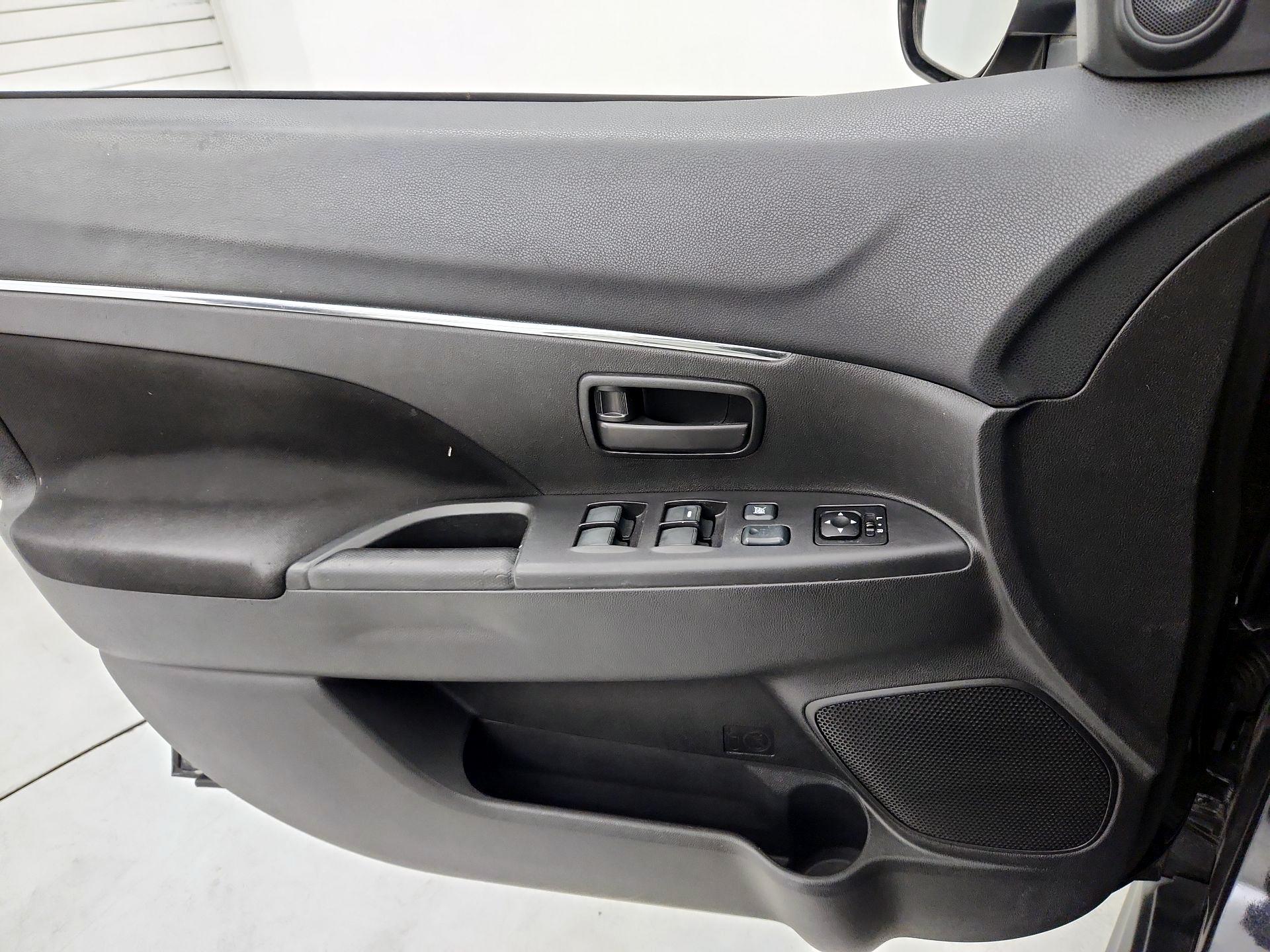 Thumbnail: 2013 Mitsubishi Outlander Sport - 12