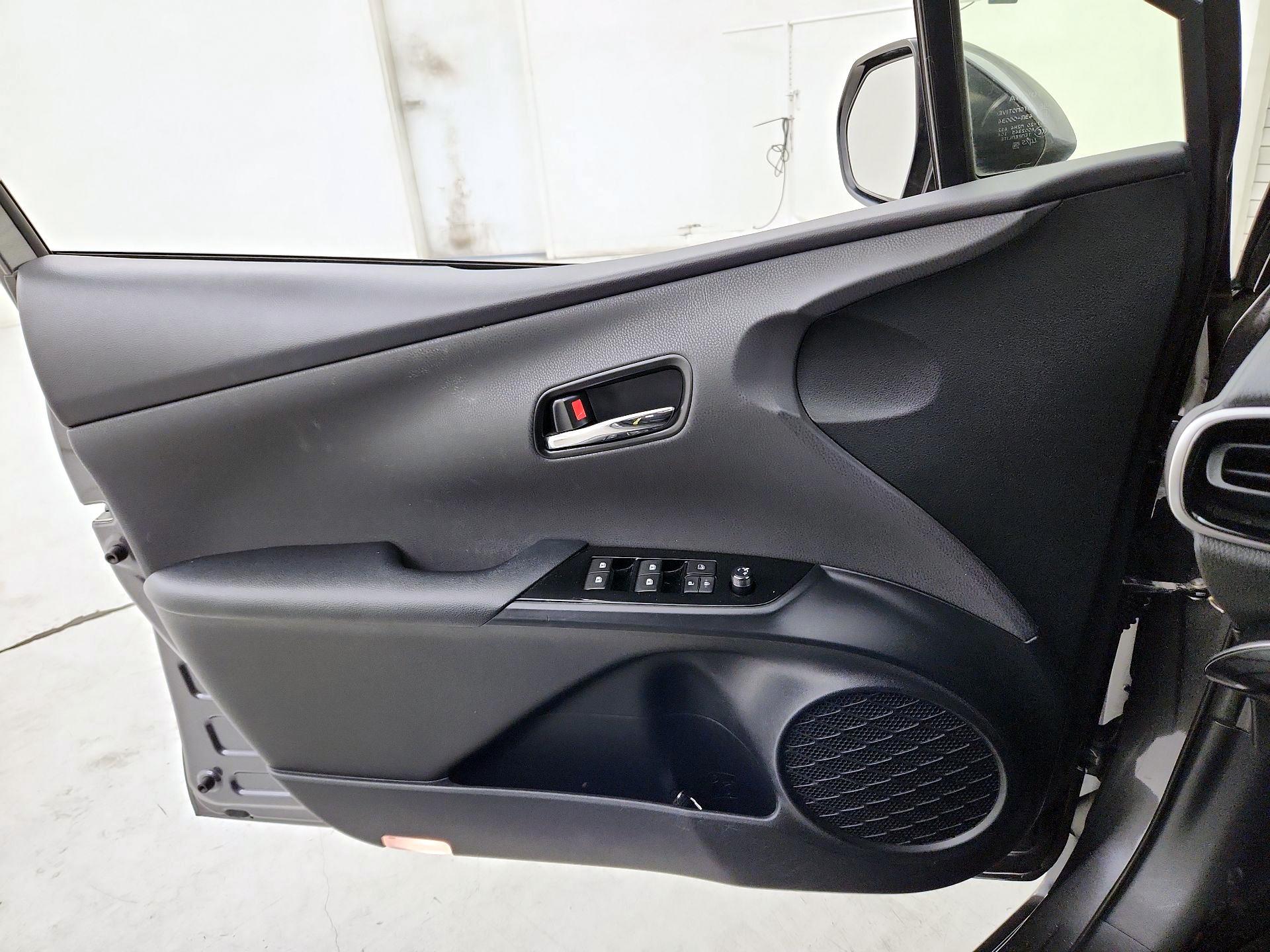 Thumbnail: 2016 Toyota Prius - 12