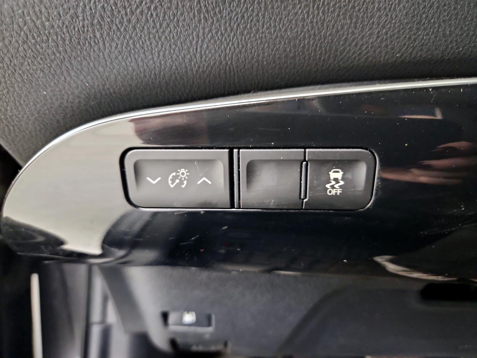 Thumbnail: 2016 Toyota Prius - 13