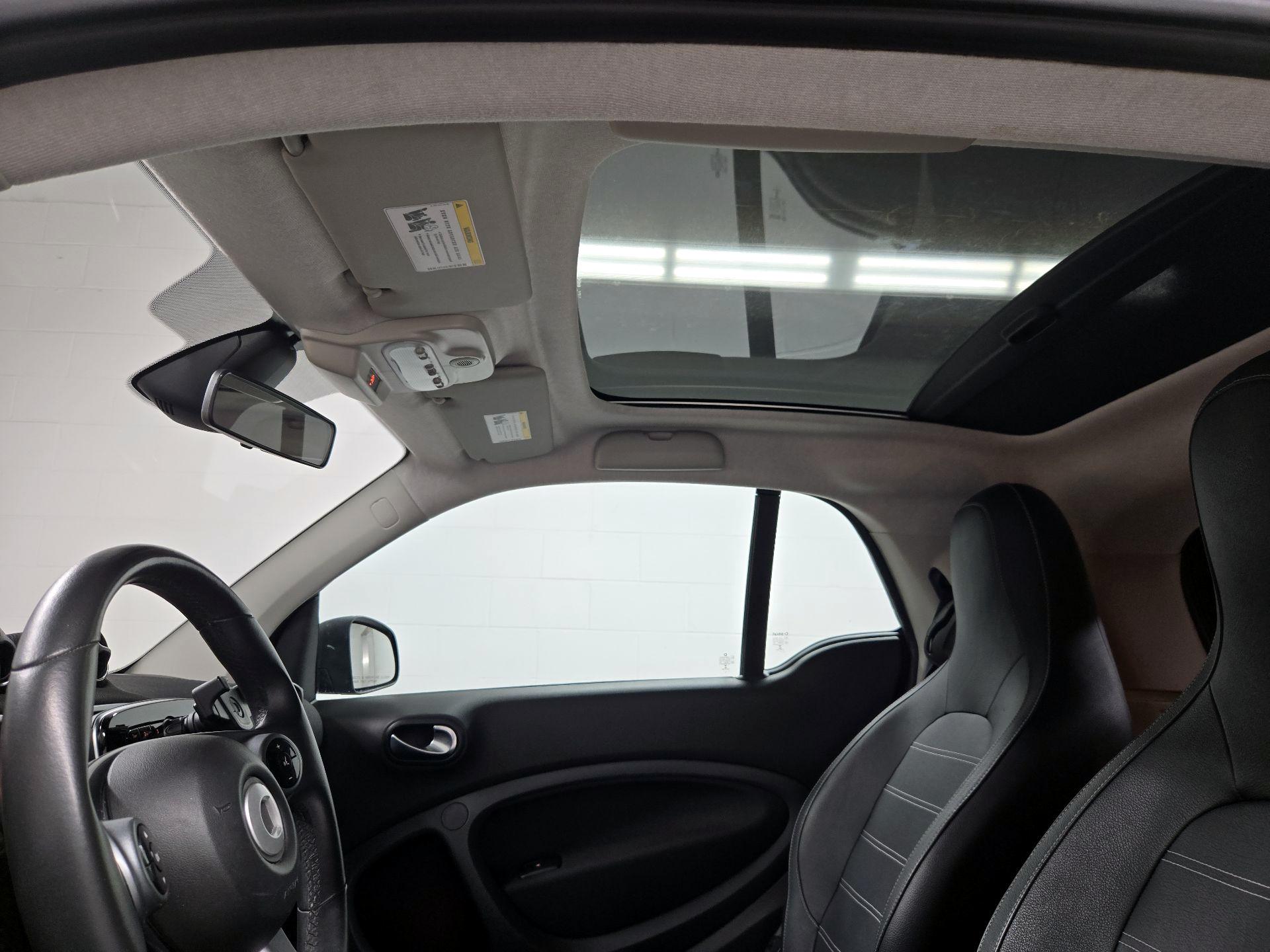 Thumbnail: 2016 smart fortwo - 18
