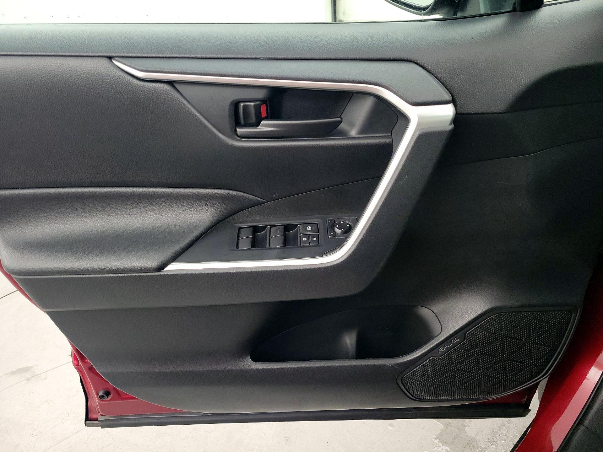 Thumbnail: 2020 Toyota RAV4 - 12