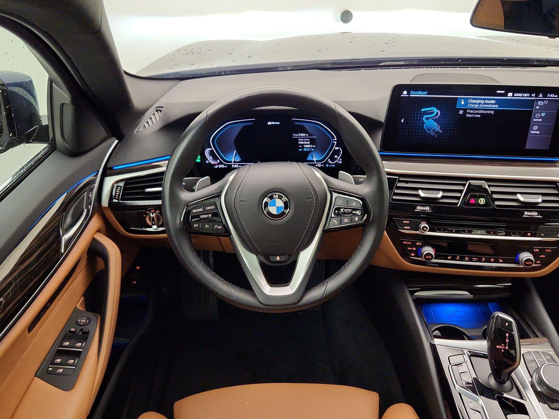 Thumbnail: 2021 BMW 5 Series - 10