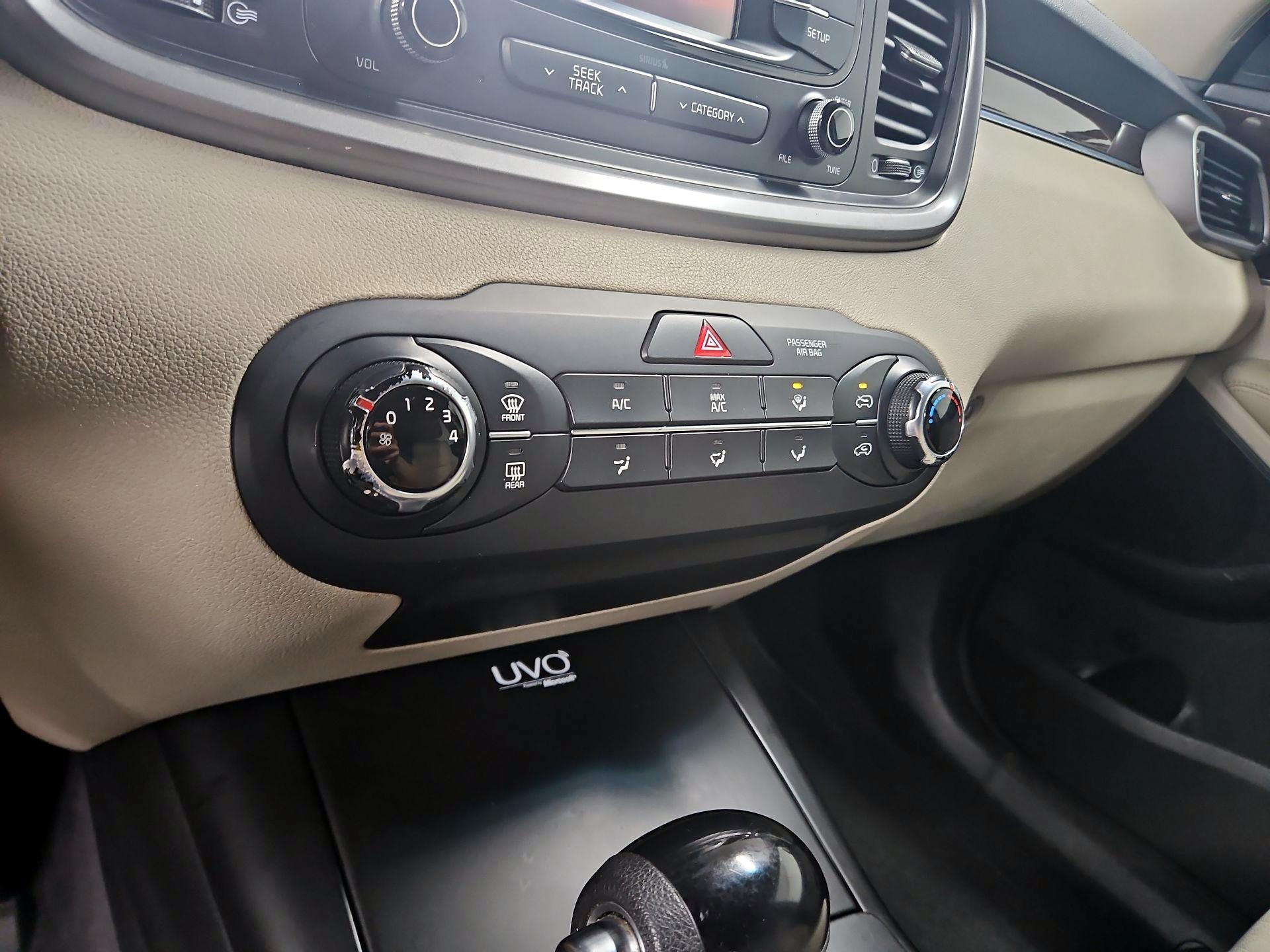 Thumbnail: 2016 Kia Sorento - 16