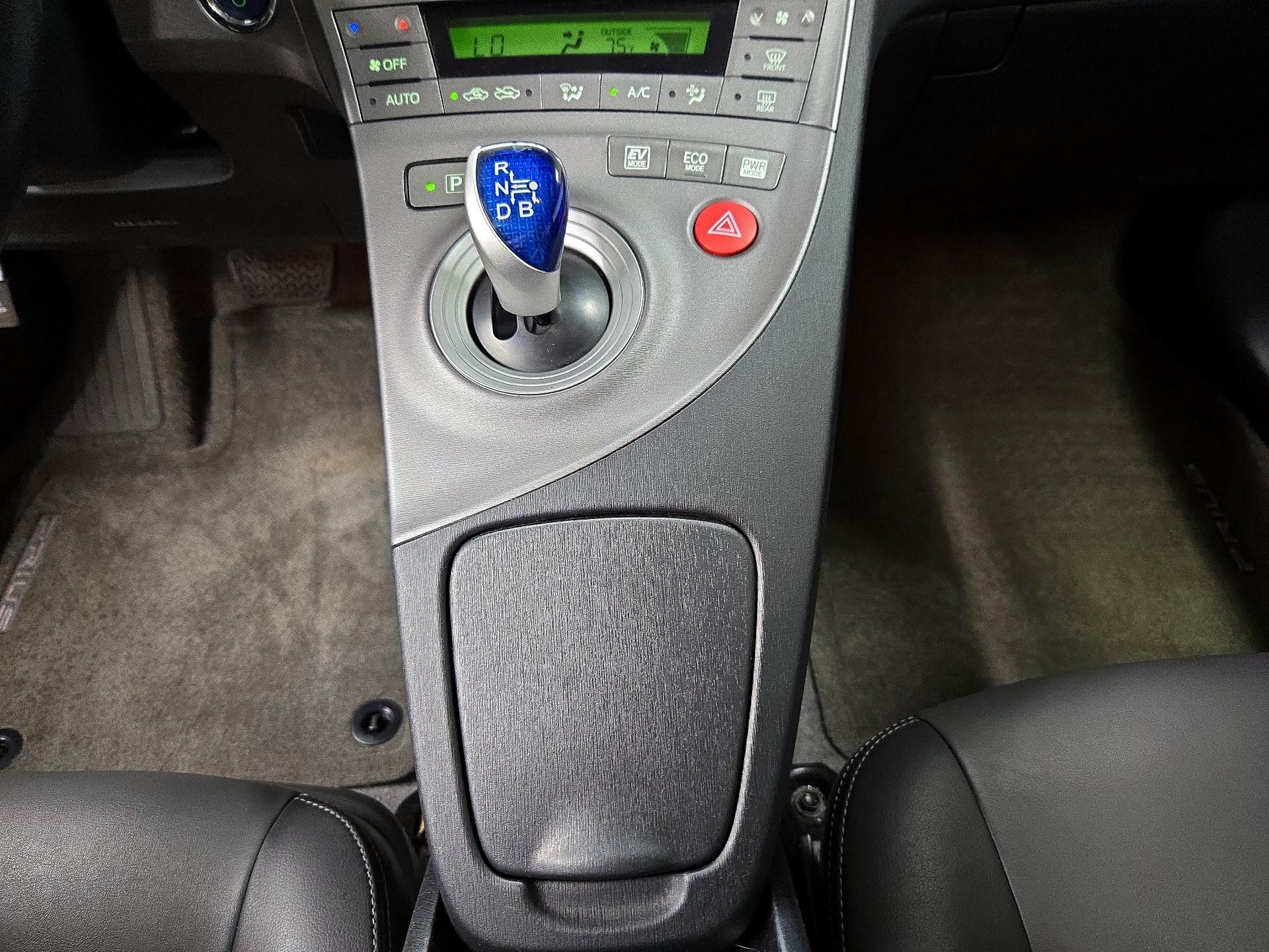 Thumbnail: 2015 Toyota Prius - 17