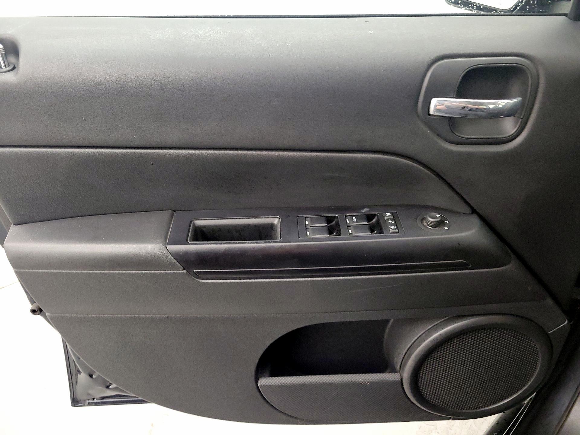 Thumbnail: 2015 Jeep Patriot - 12