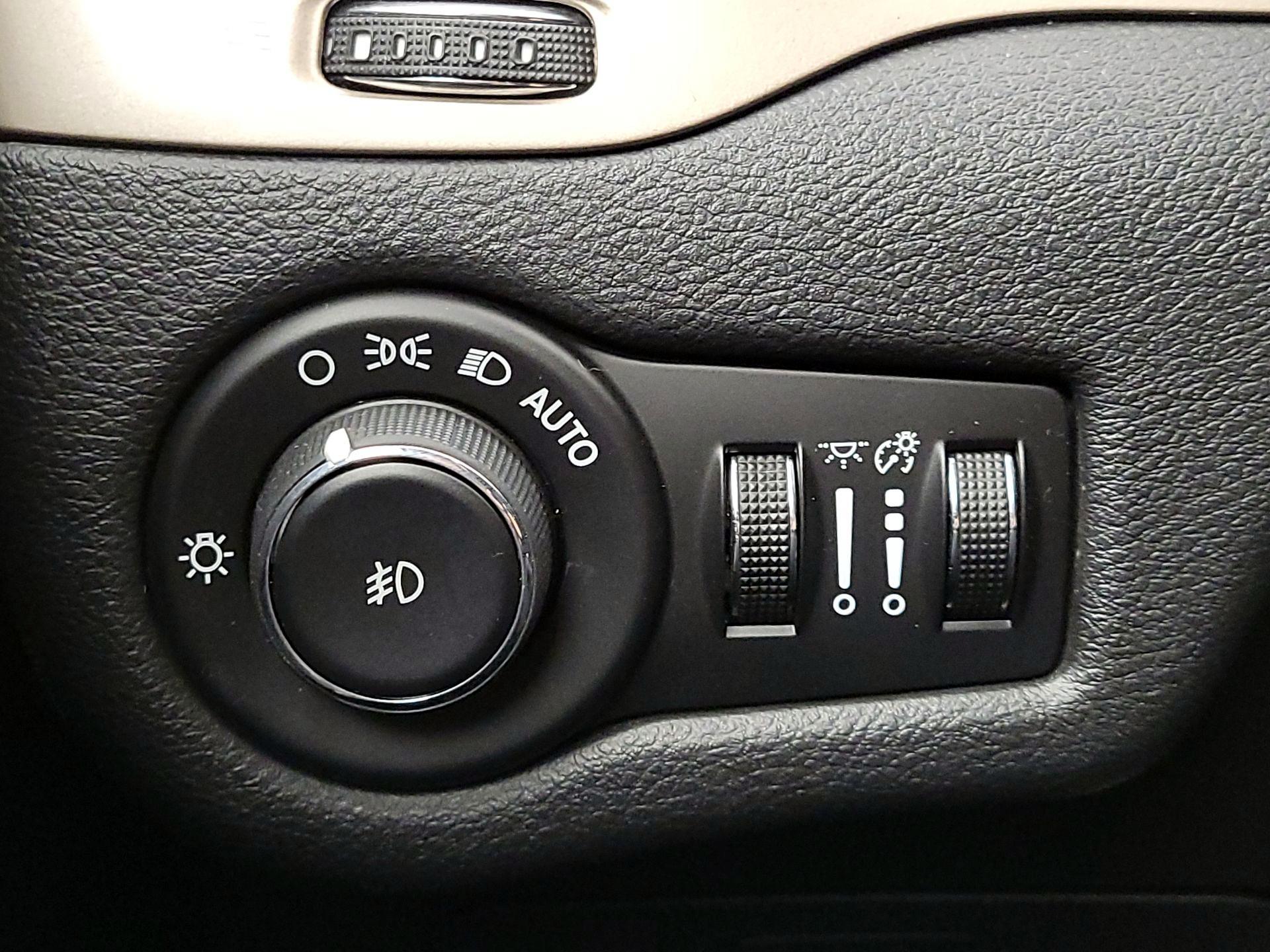 Thumbnail: 2015 Jeep Cherokee - 13