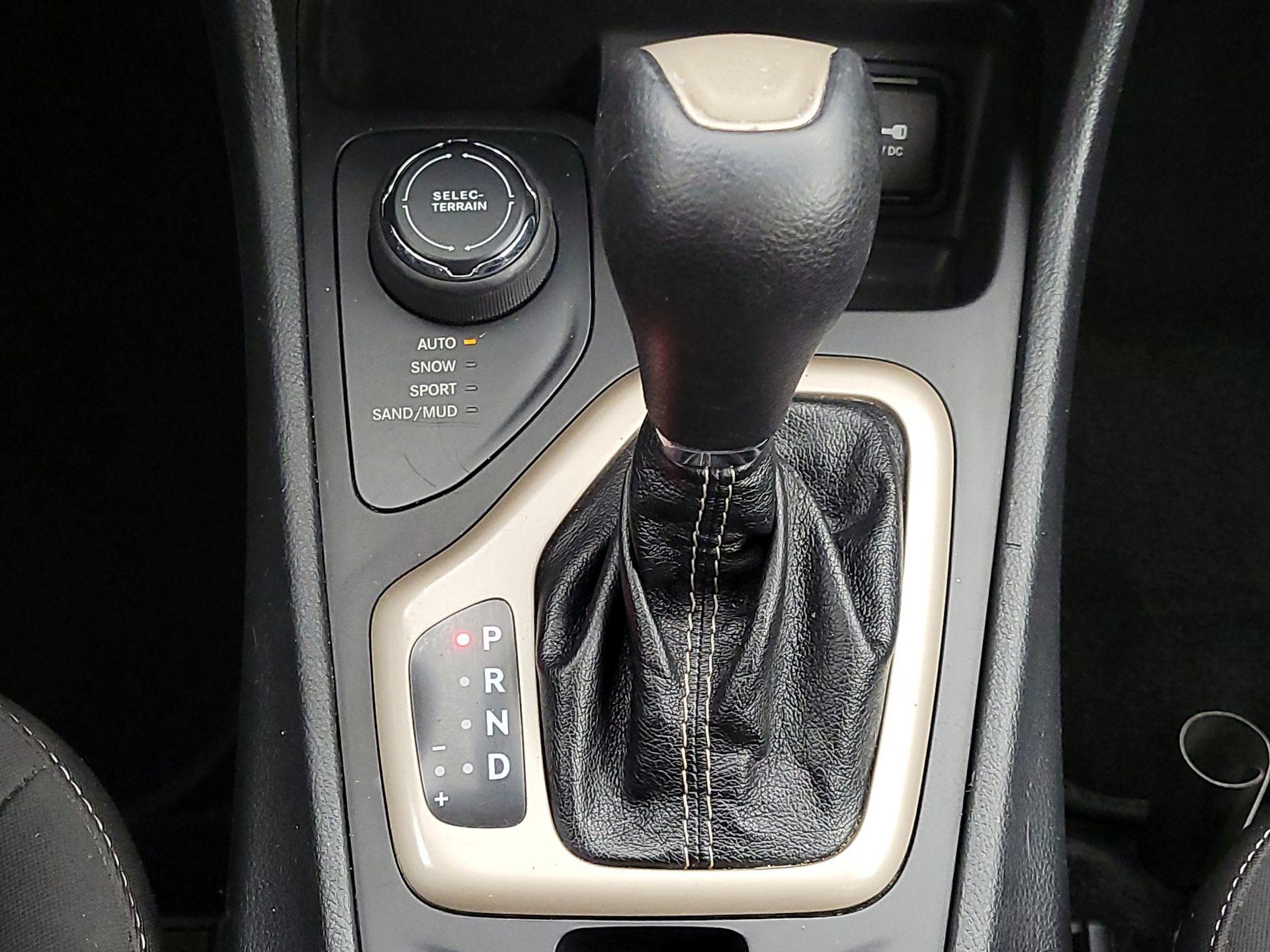 Thumbnail: 2015 Jeep Cherokee - 17