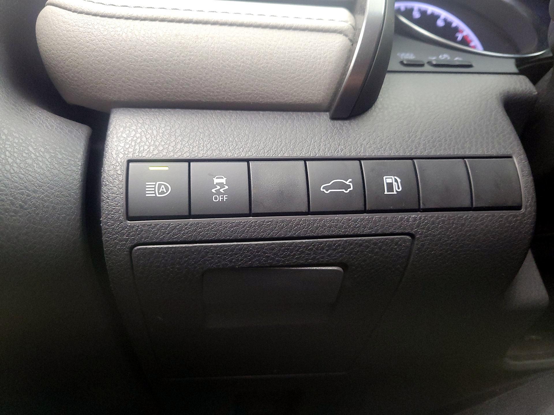 Thumbnail: 2018 Toyota Camry - 13