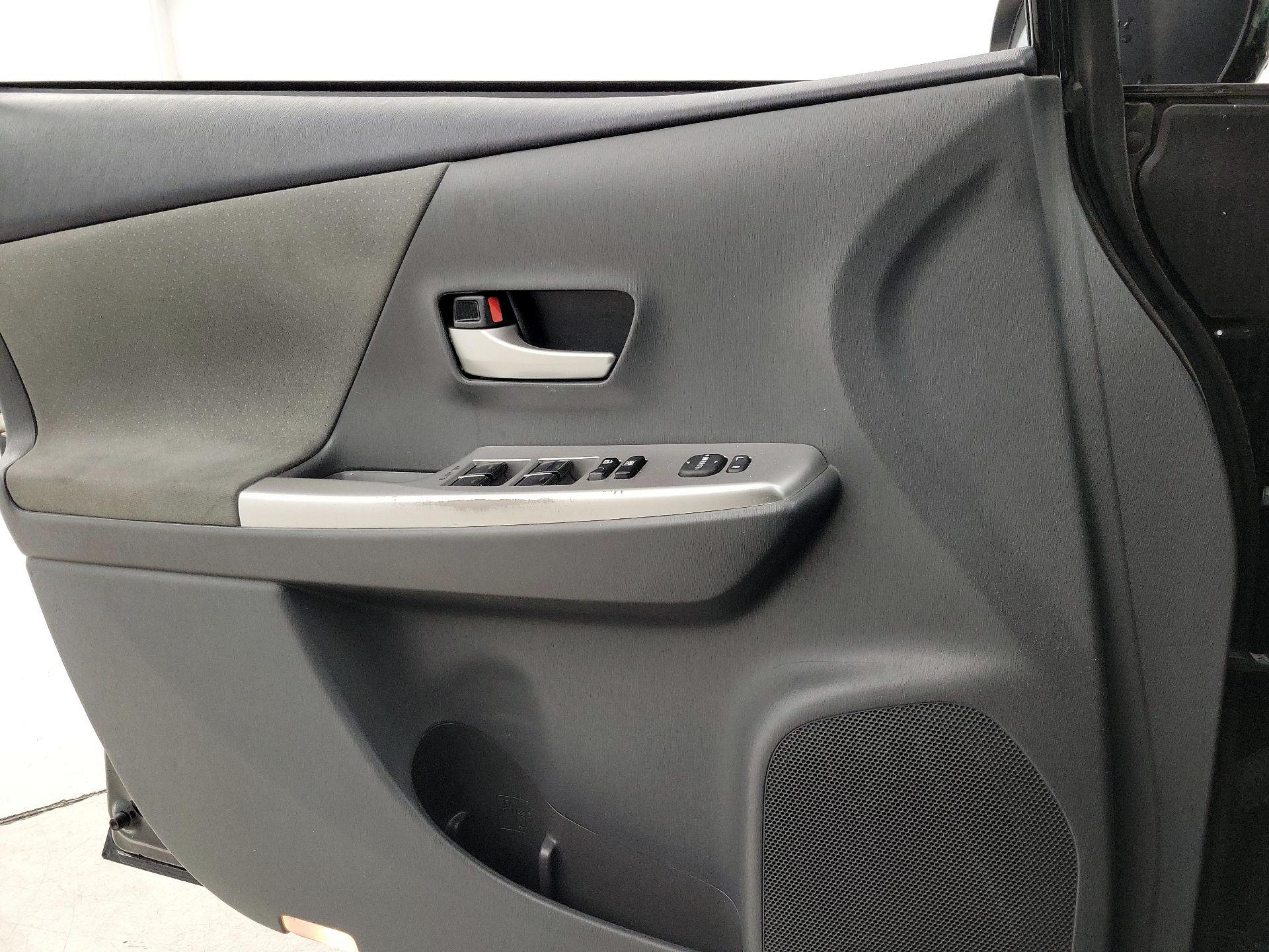 Thumbnail: 2013 Toyota Prius v - 12