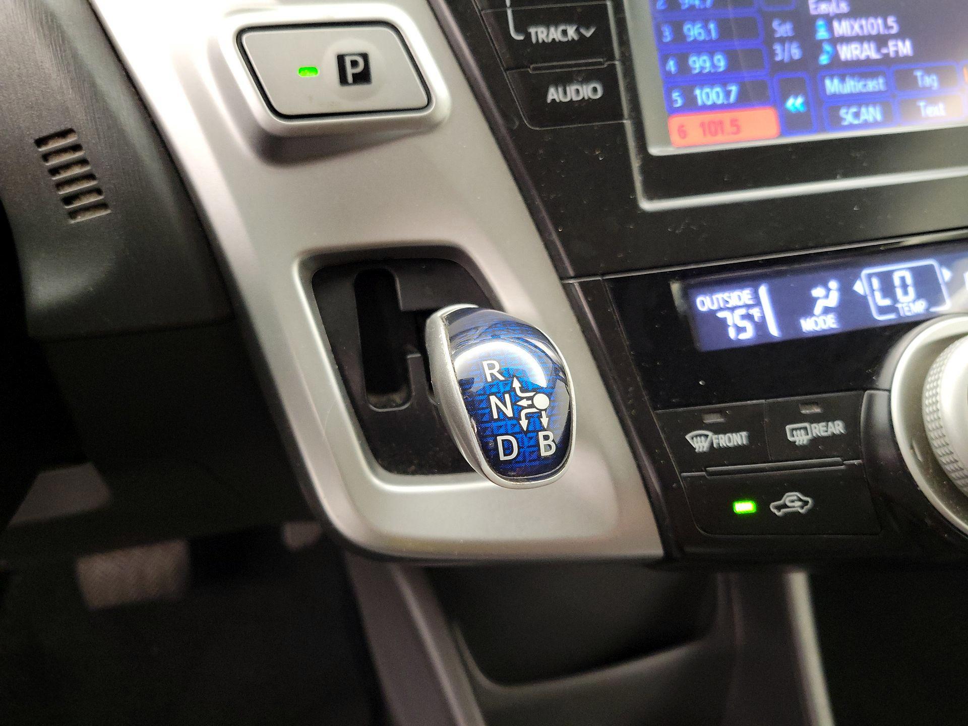 Thumbnail: 2013 Toyota Prius v - 17