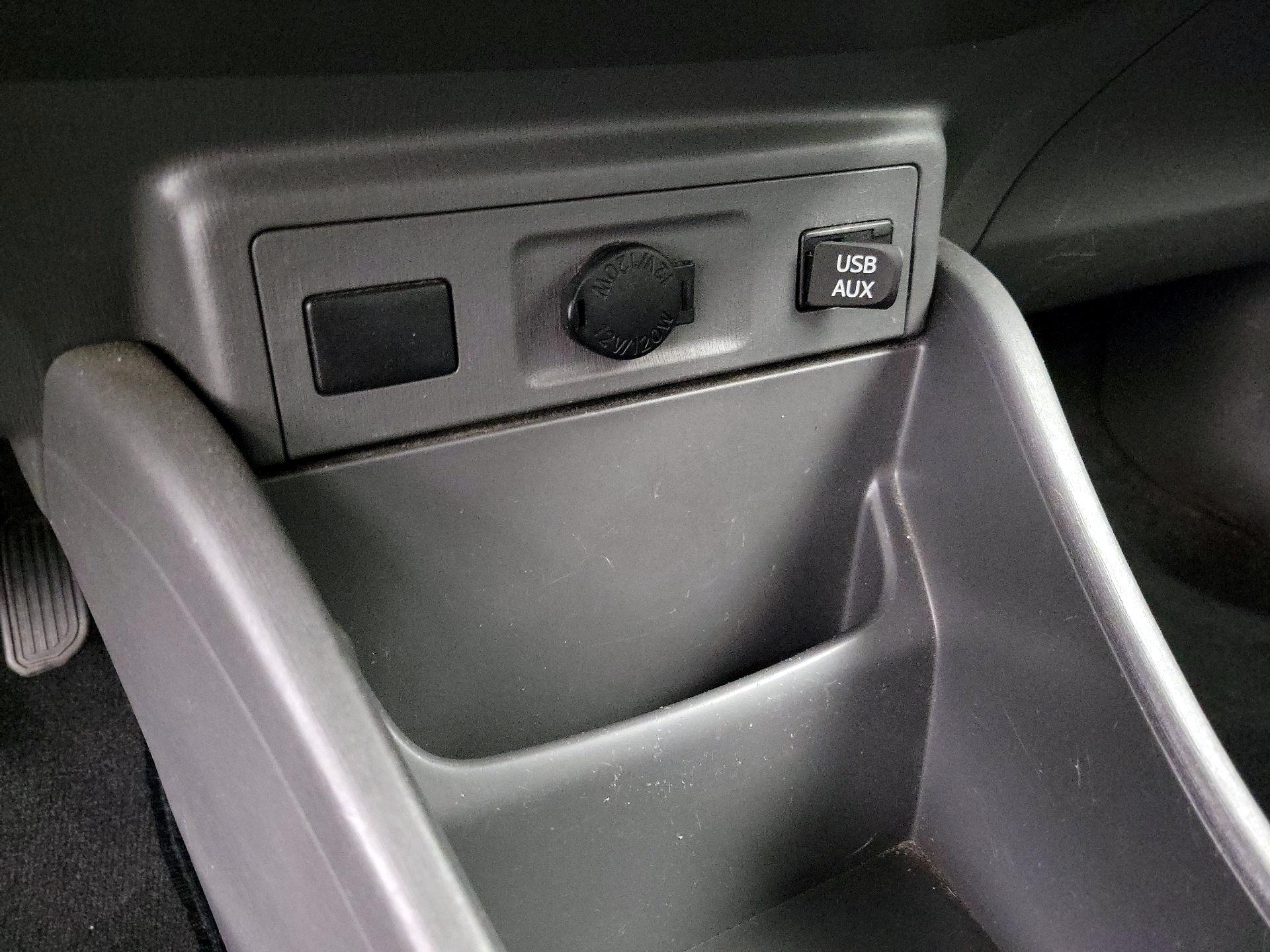 Thumbnail: 2013 Toyota Prius v - 18