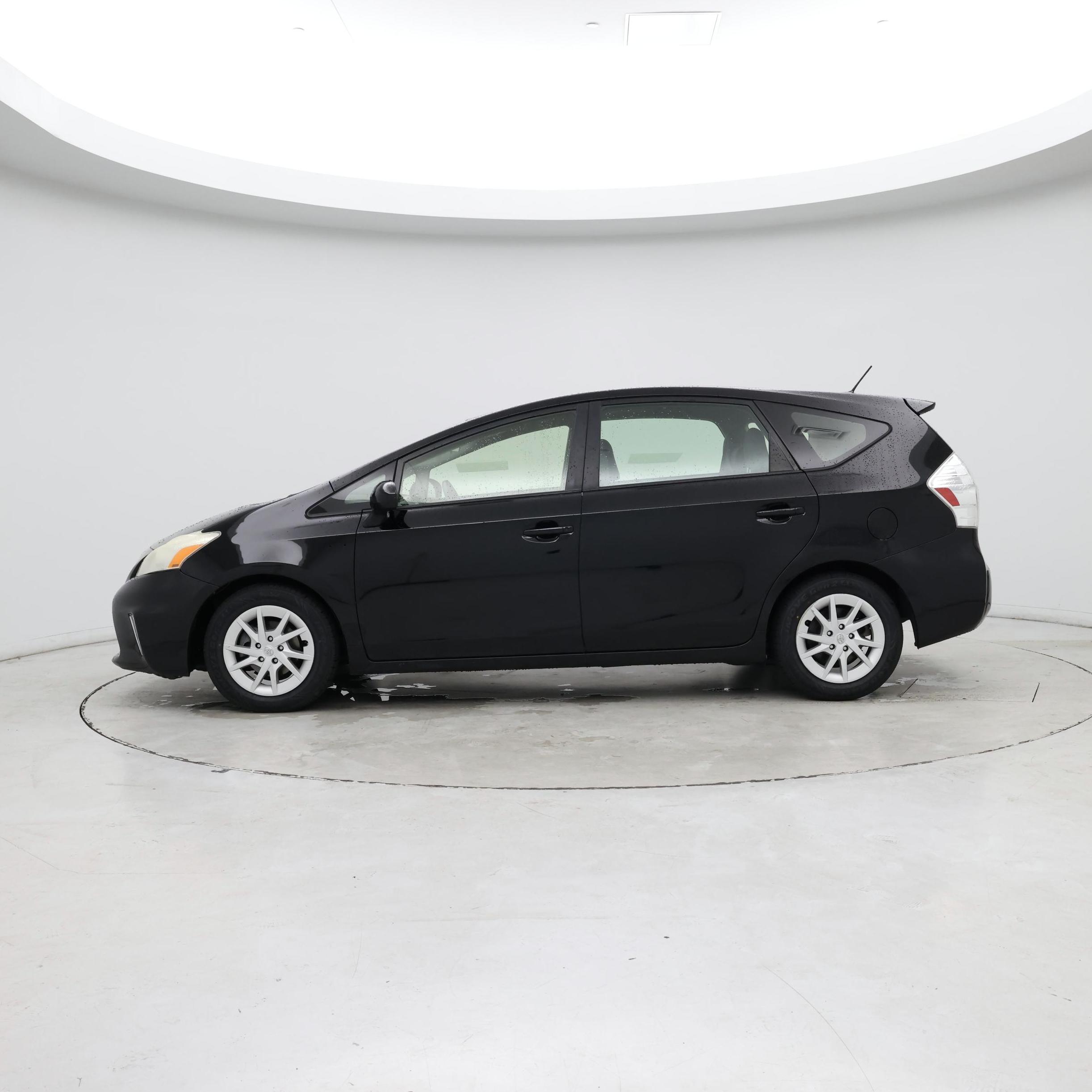 Thumbnail: 2013 Toyota Prius v - 3