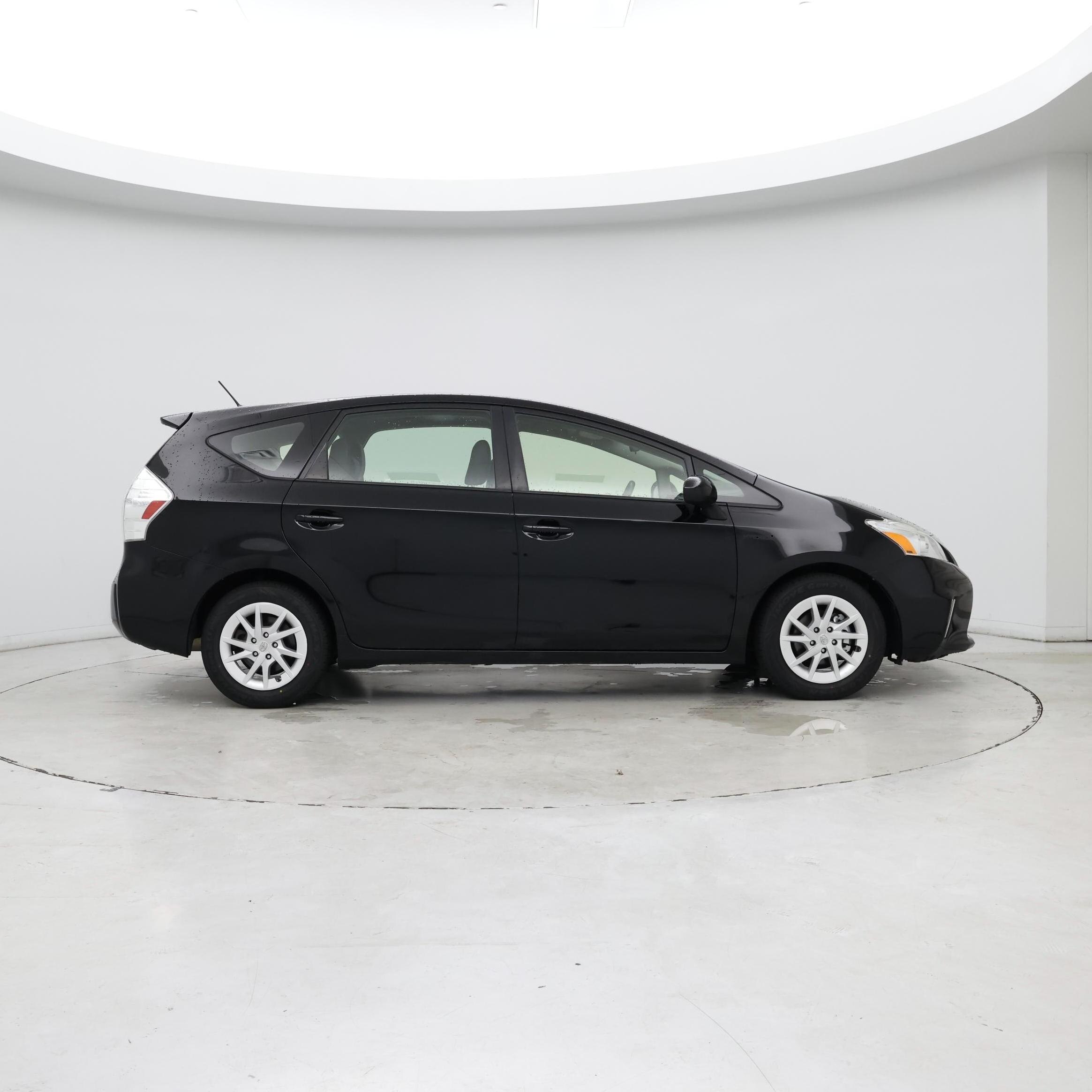 Thumbnail: 2013 Toyota Prius v - 7