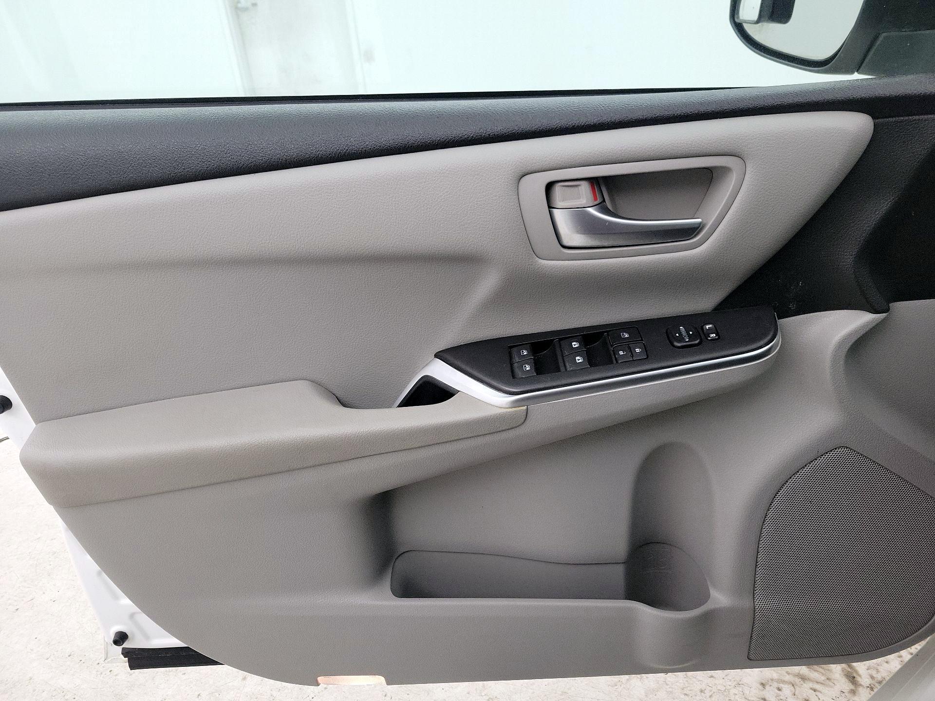 Thumbnail: 2016 Toyota Camry - 12