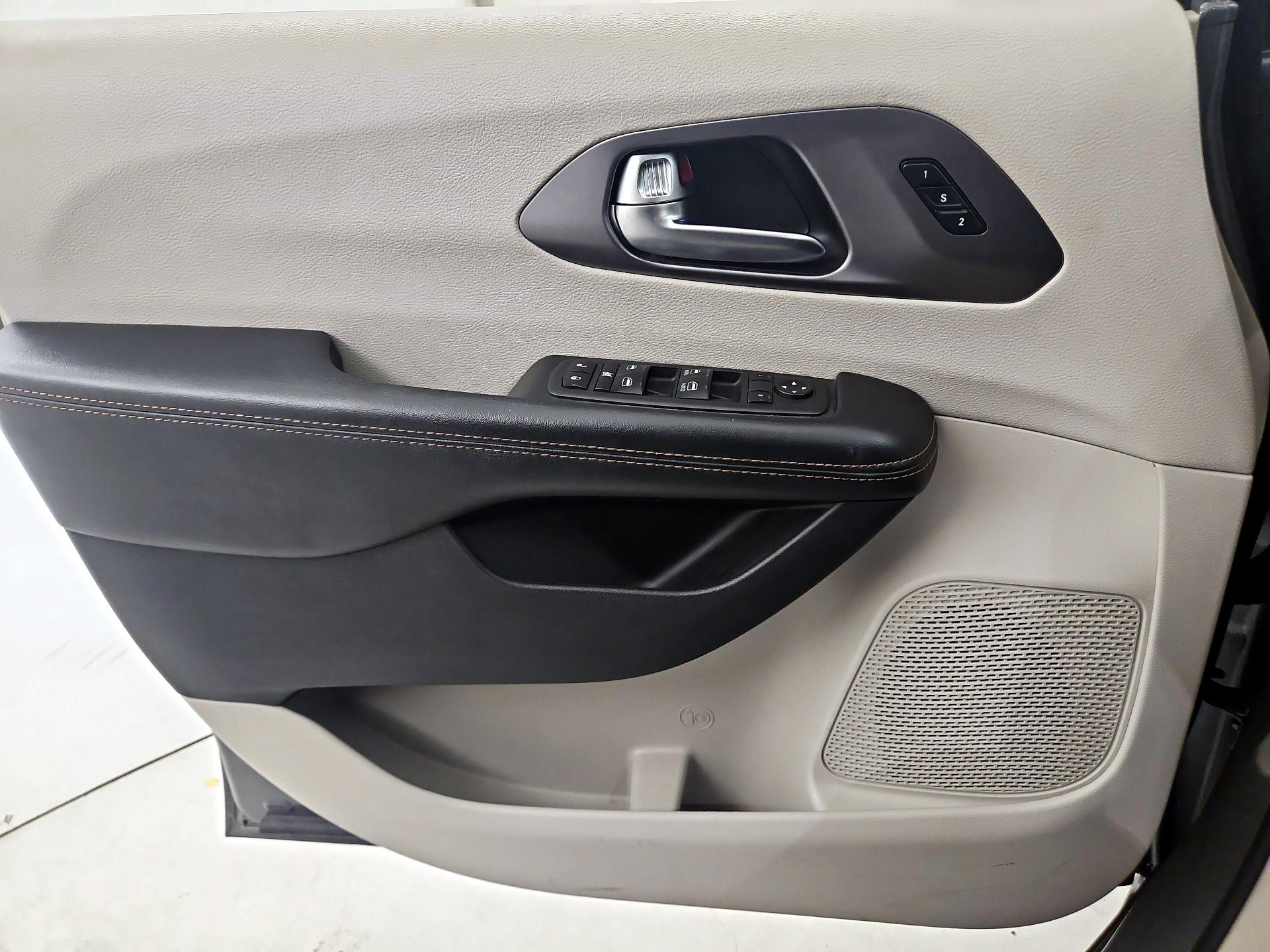 Thumbnail: 2020 Chrysler Pacifica - 12