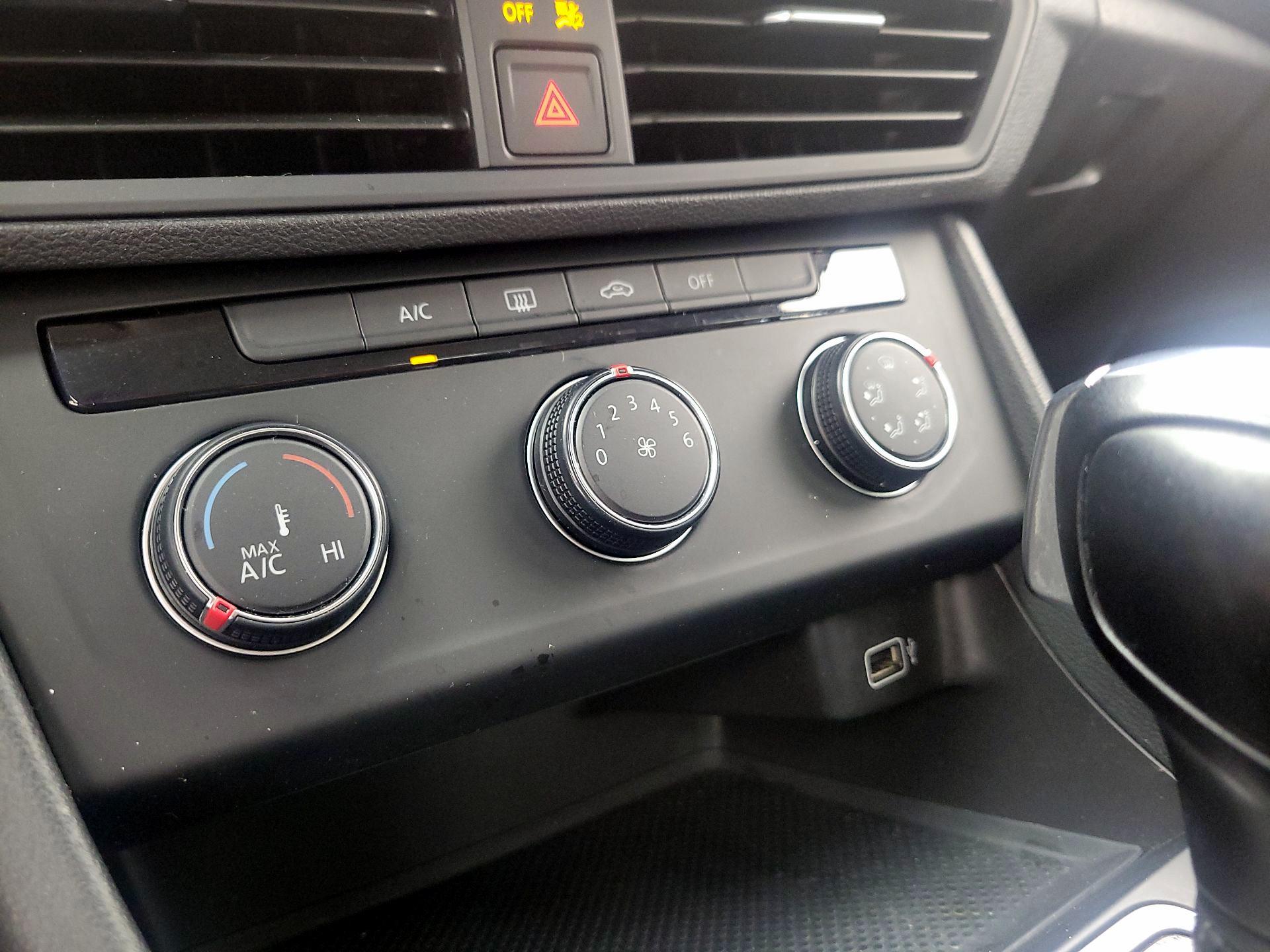 Thumbnail: 2019 Volkswagen Jetta - 16