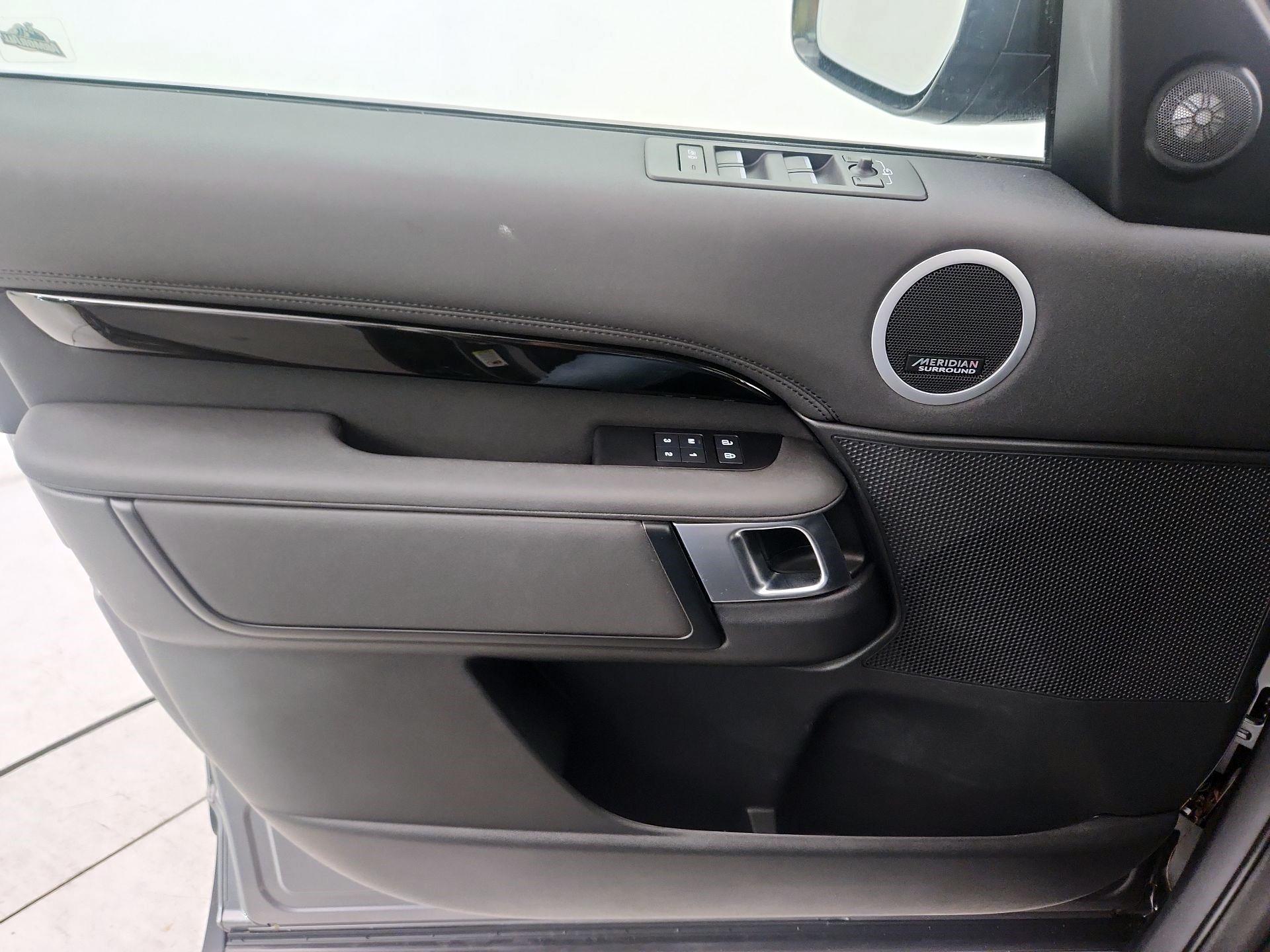 Thumbnail: 2024 Land Rover Discovery - 12