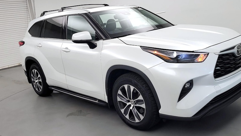 2022 Toyota Highlander XLE Hero Image