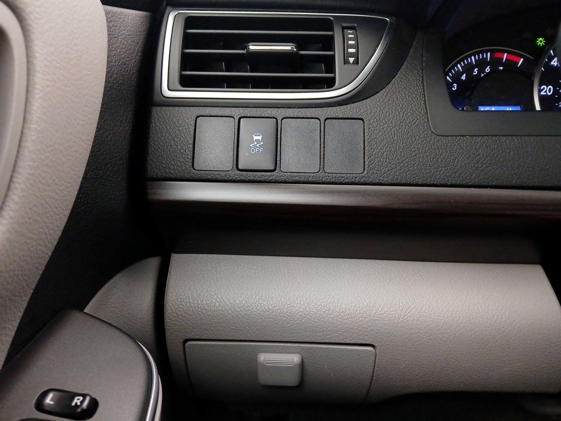 Thumbnail: 2015 Toyota Camry - 13