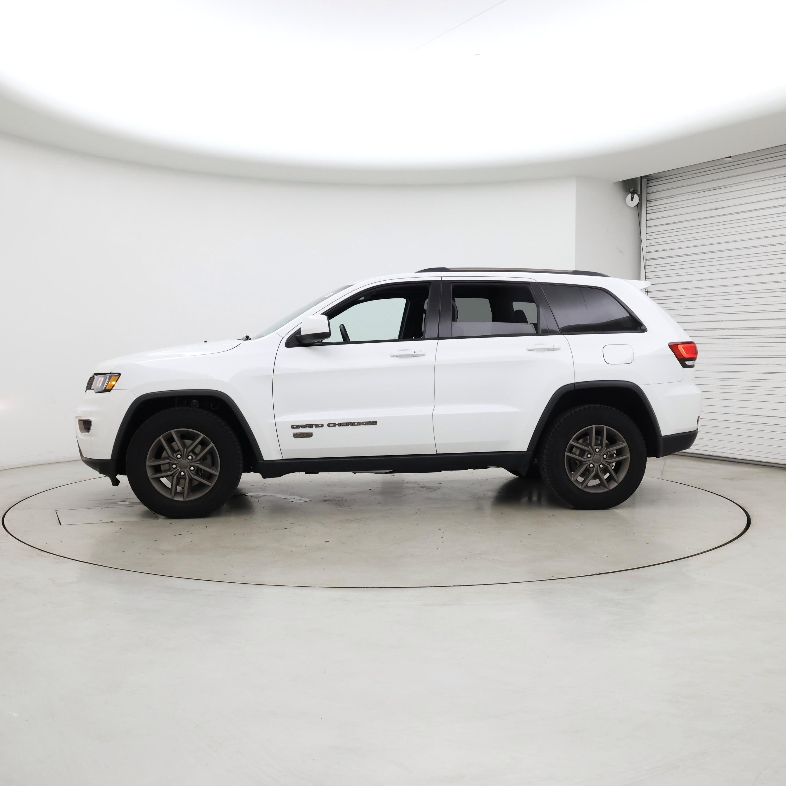 Thumbnail: 2017 Jeep Grand Cherokee - 3