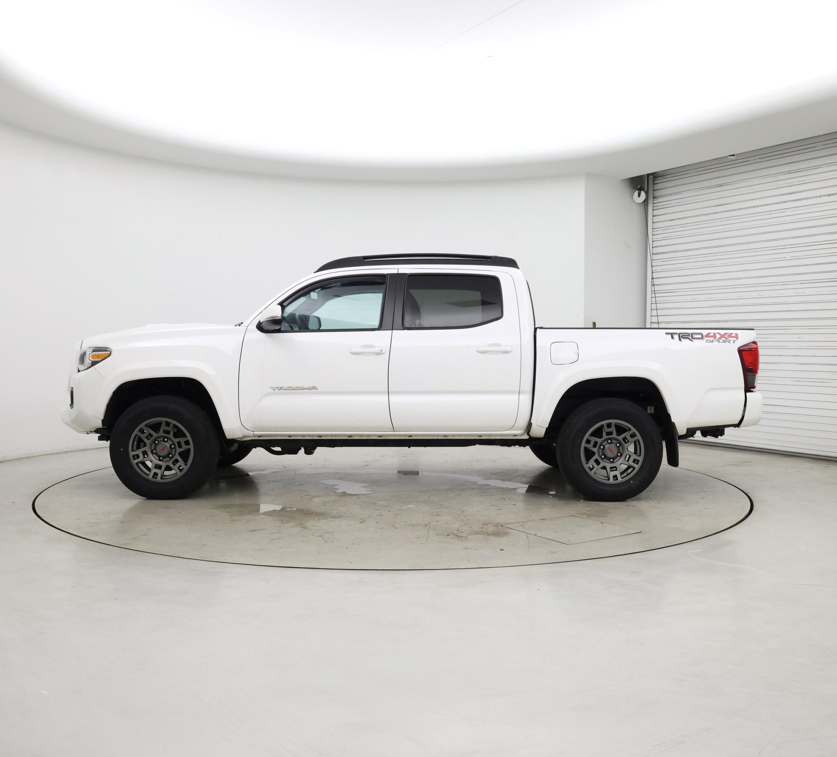 Thumbnail: 2019 Toyota Tacoma - 3