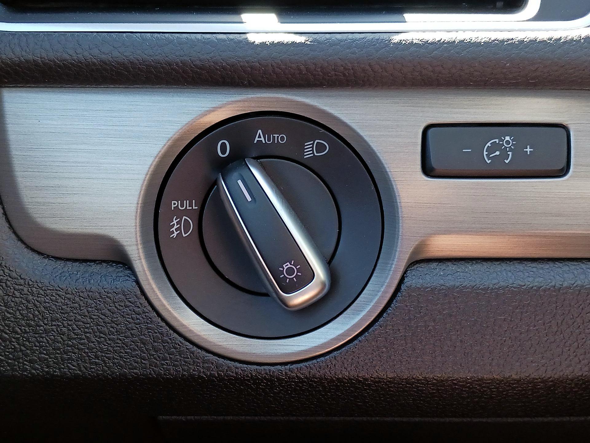 Thumbnail: 2015 Volkswagen Passat - 11