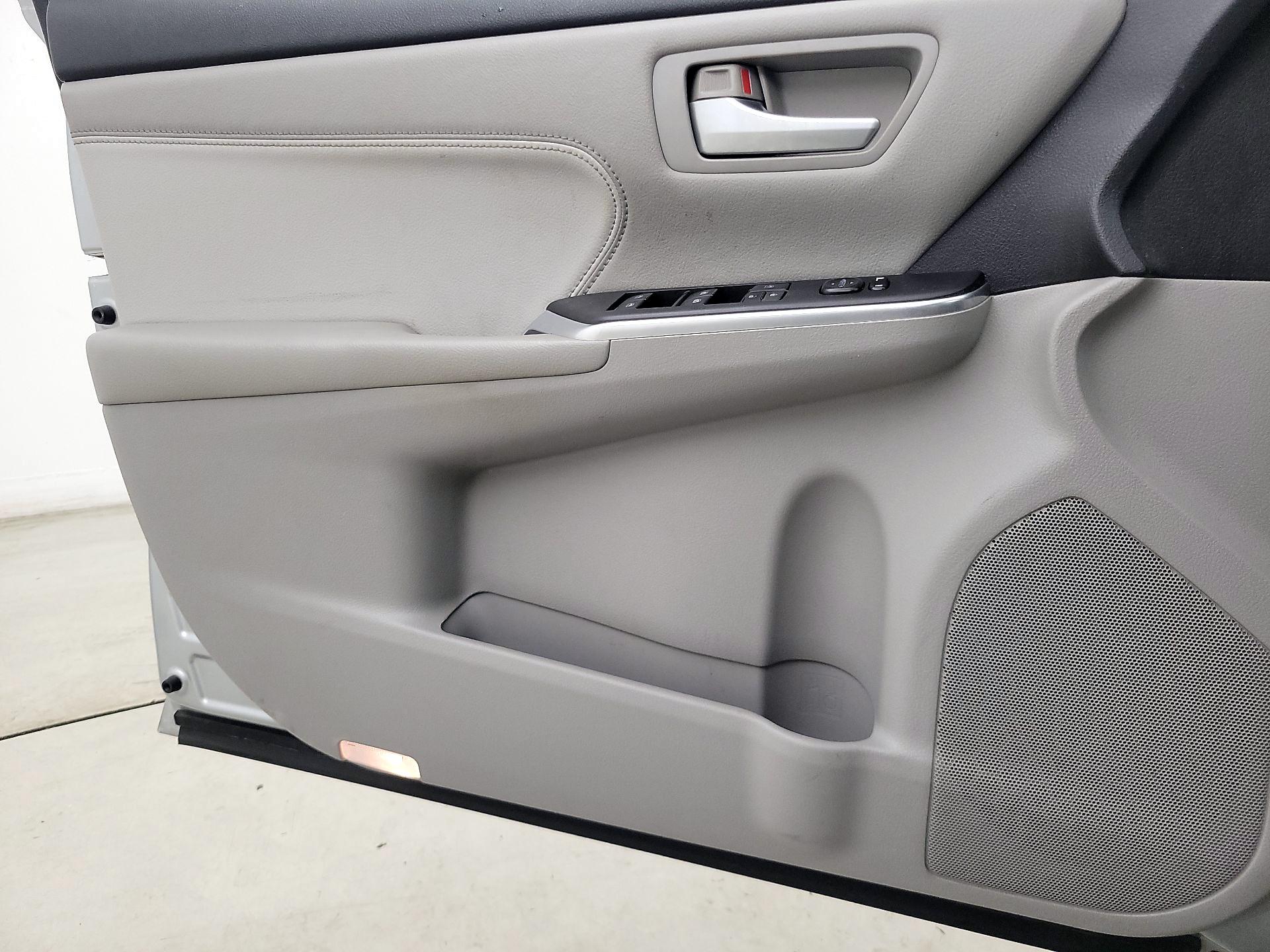 Thumbnail: 2016 Toyota Camry - 12