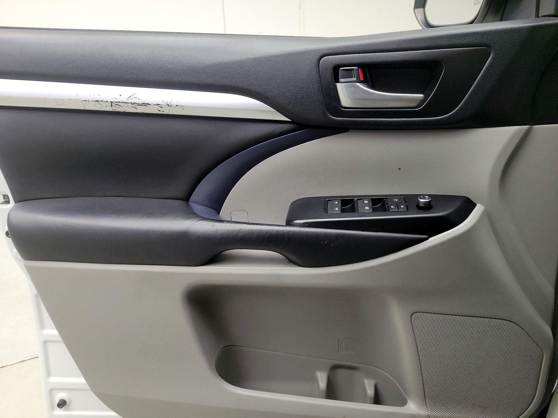 Thumbnail: 2019 Toyota Highlander - 12