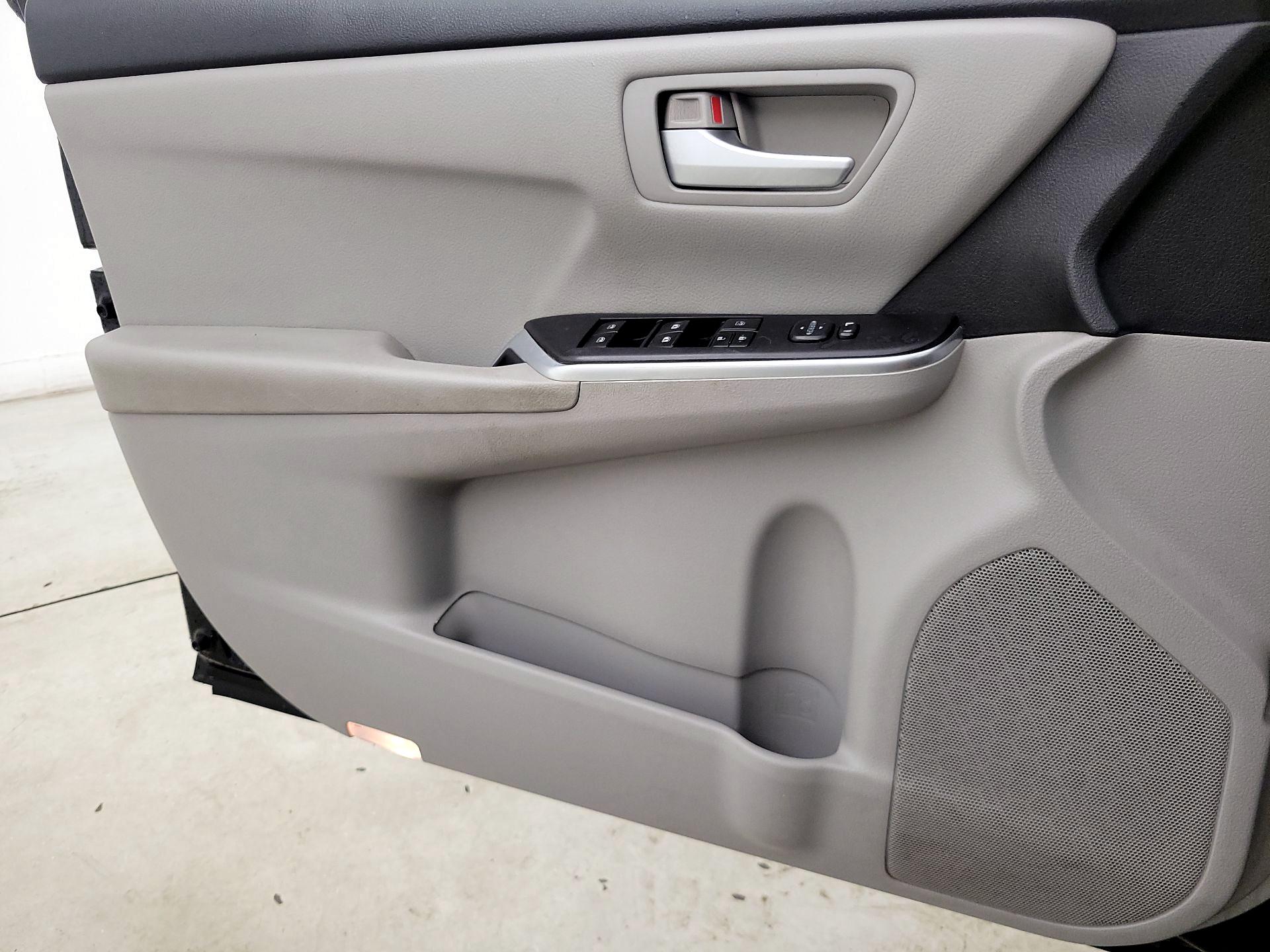 Thumbnail: 2015 Toyota Camry - 12