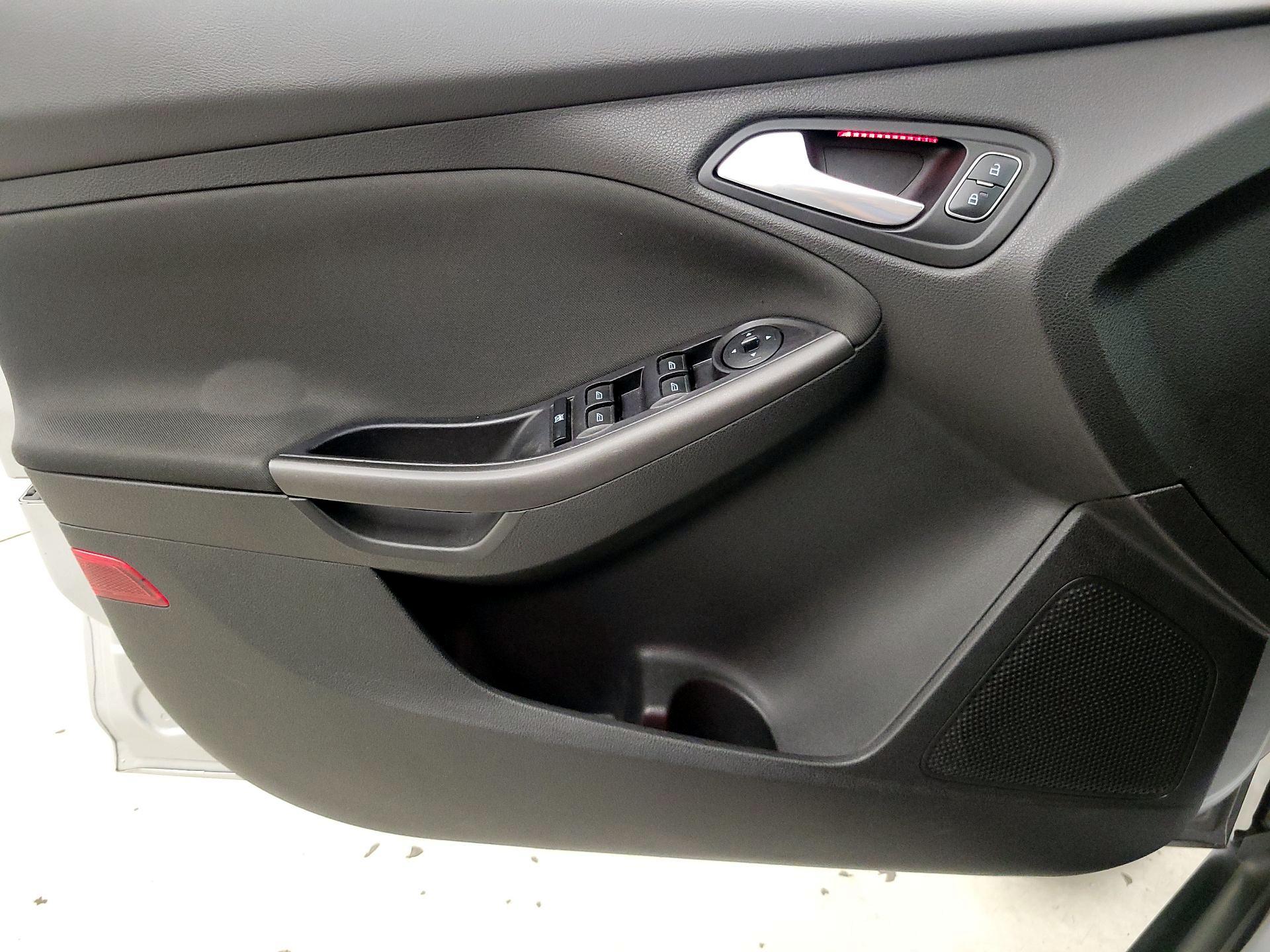 Thumbnail: 2015 Ford Focus - 12