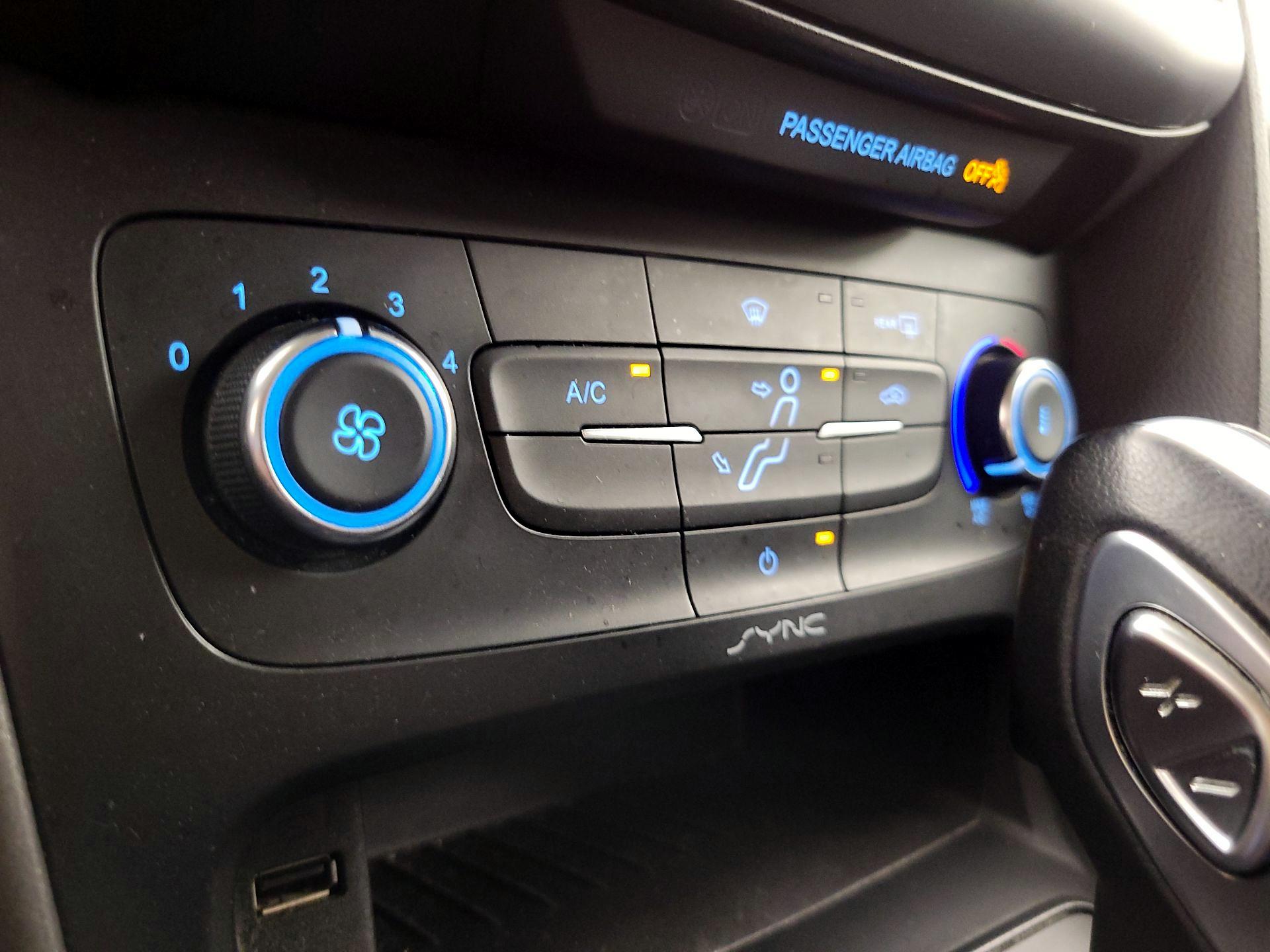 Thumbnail: 2015 Ford Focus - 16
