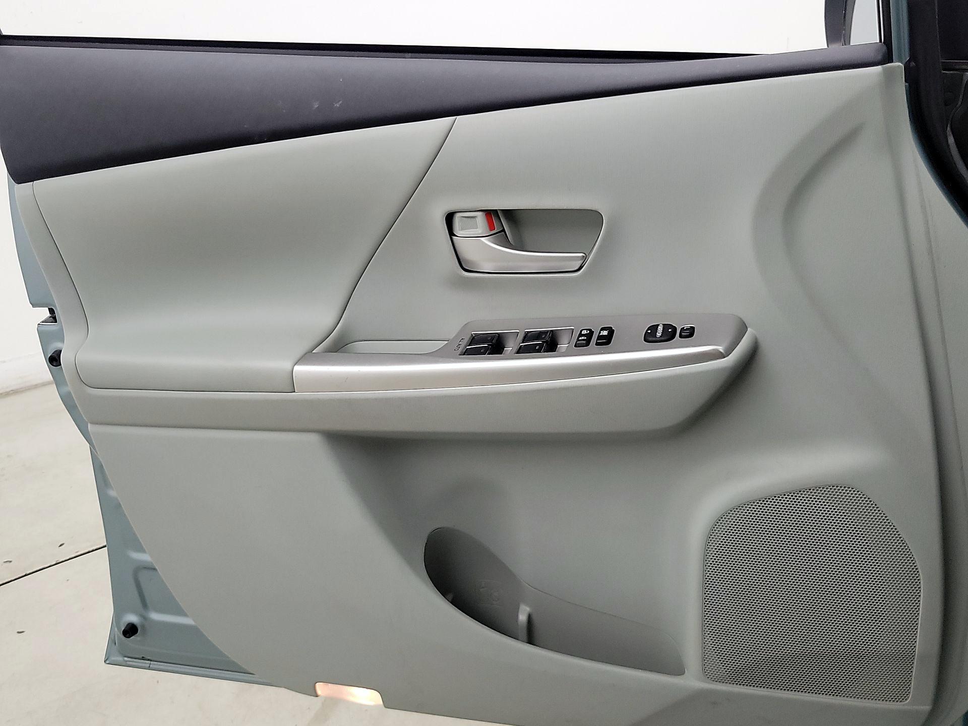 Thumbnail: 2013 Toyota Prius v - 12