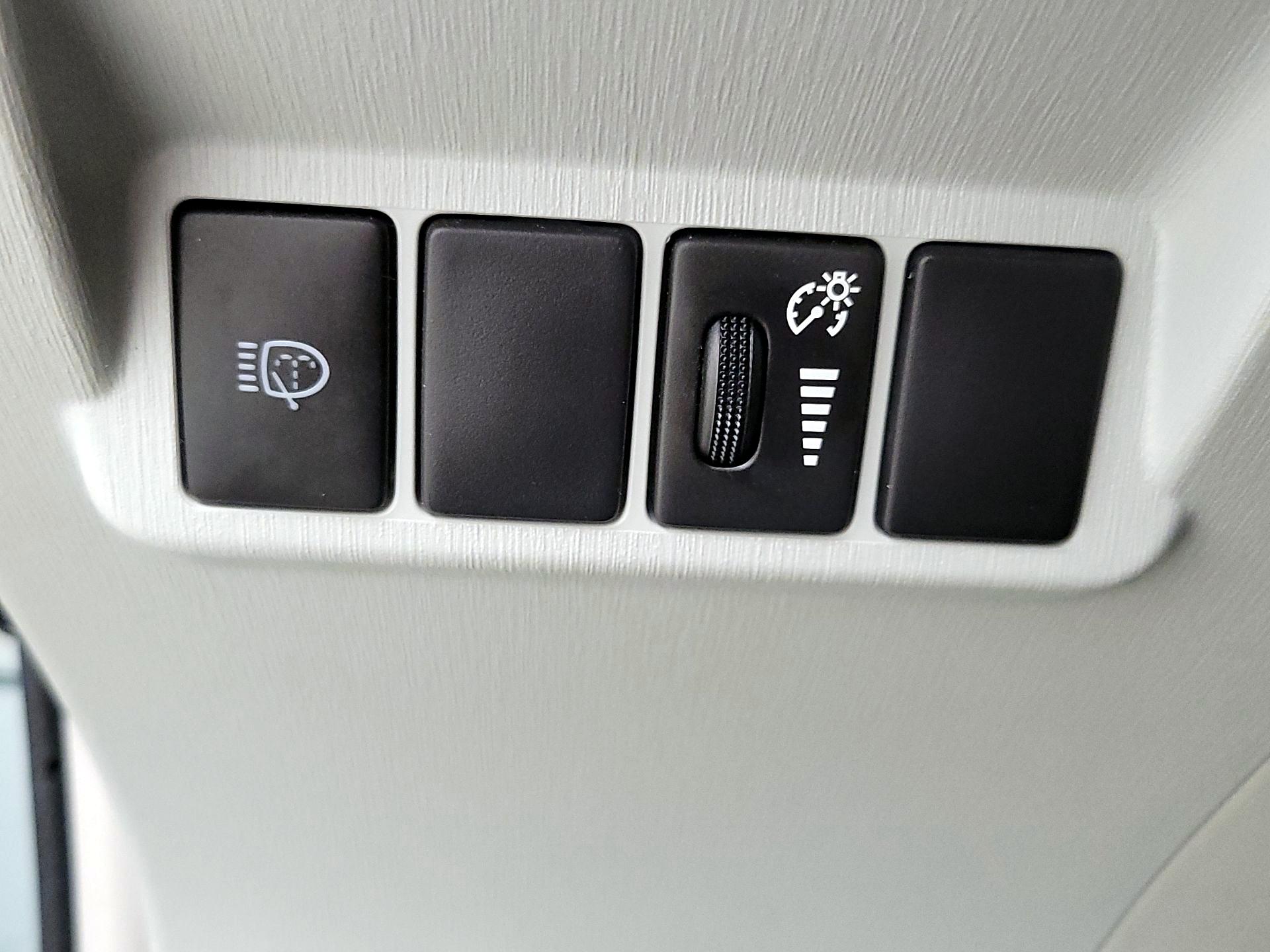 Thumbnail: 2013 Toyota Prius v - 13