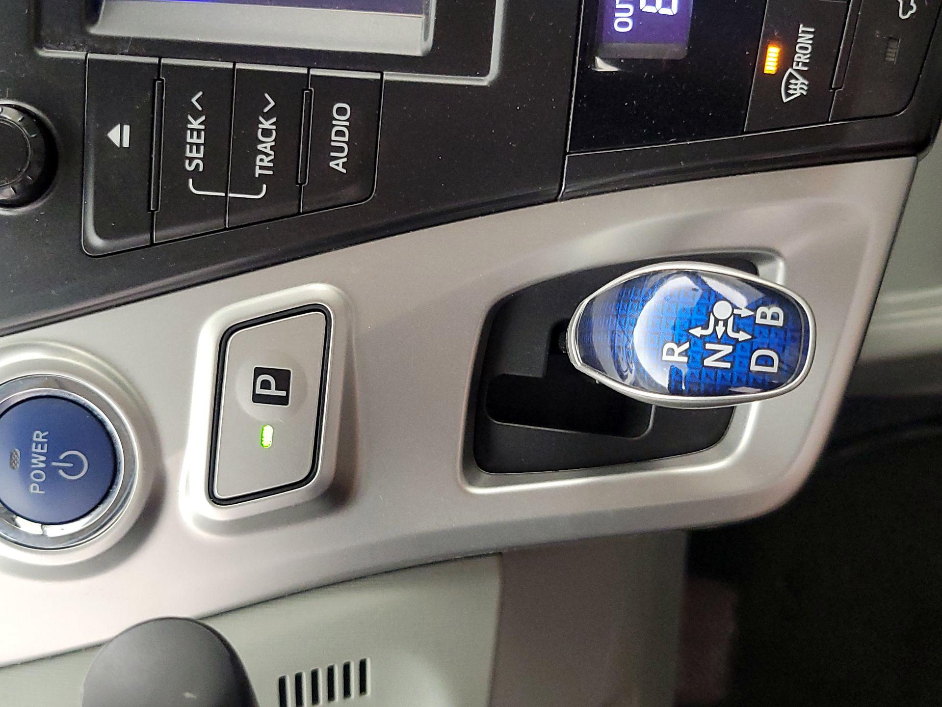 Thumbnail: 2013 Toyota Prius v - 17