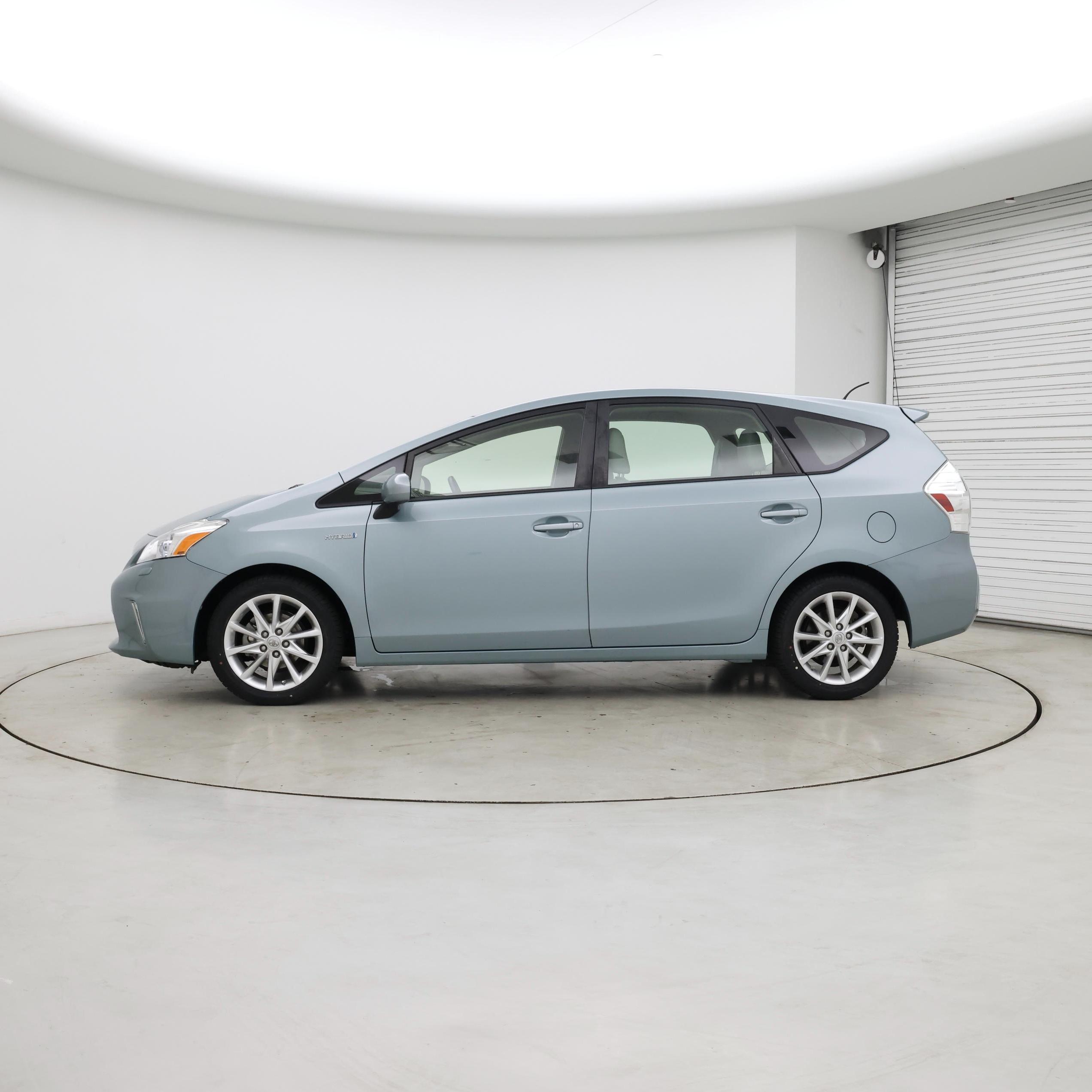 Thumbnail: 2013 Toyota Prius v - 3