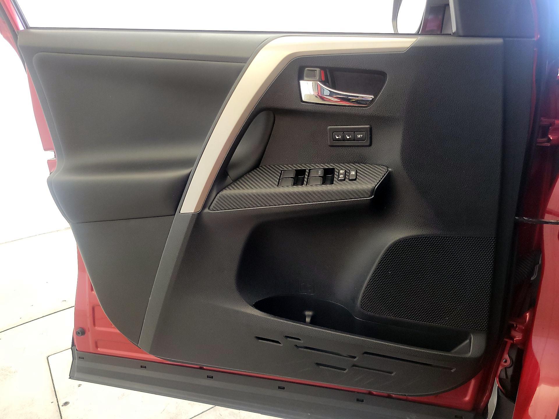 Thumbnail: 2015 Toyota RAV4 - 12
