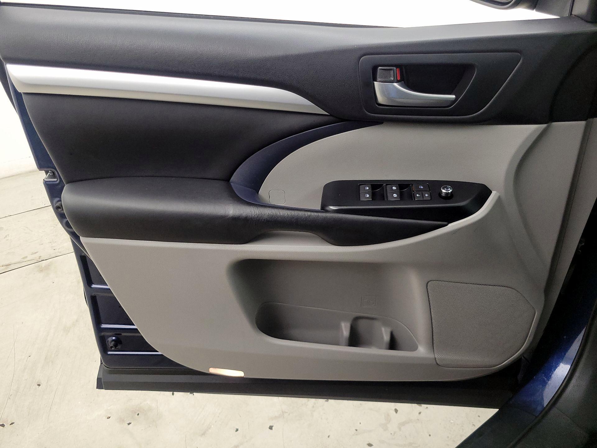 Thumbnail: 2016 Toyota Highlander - 12