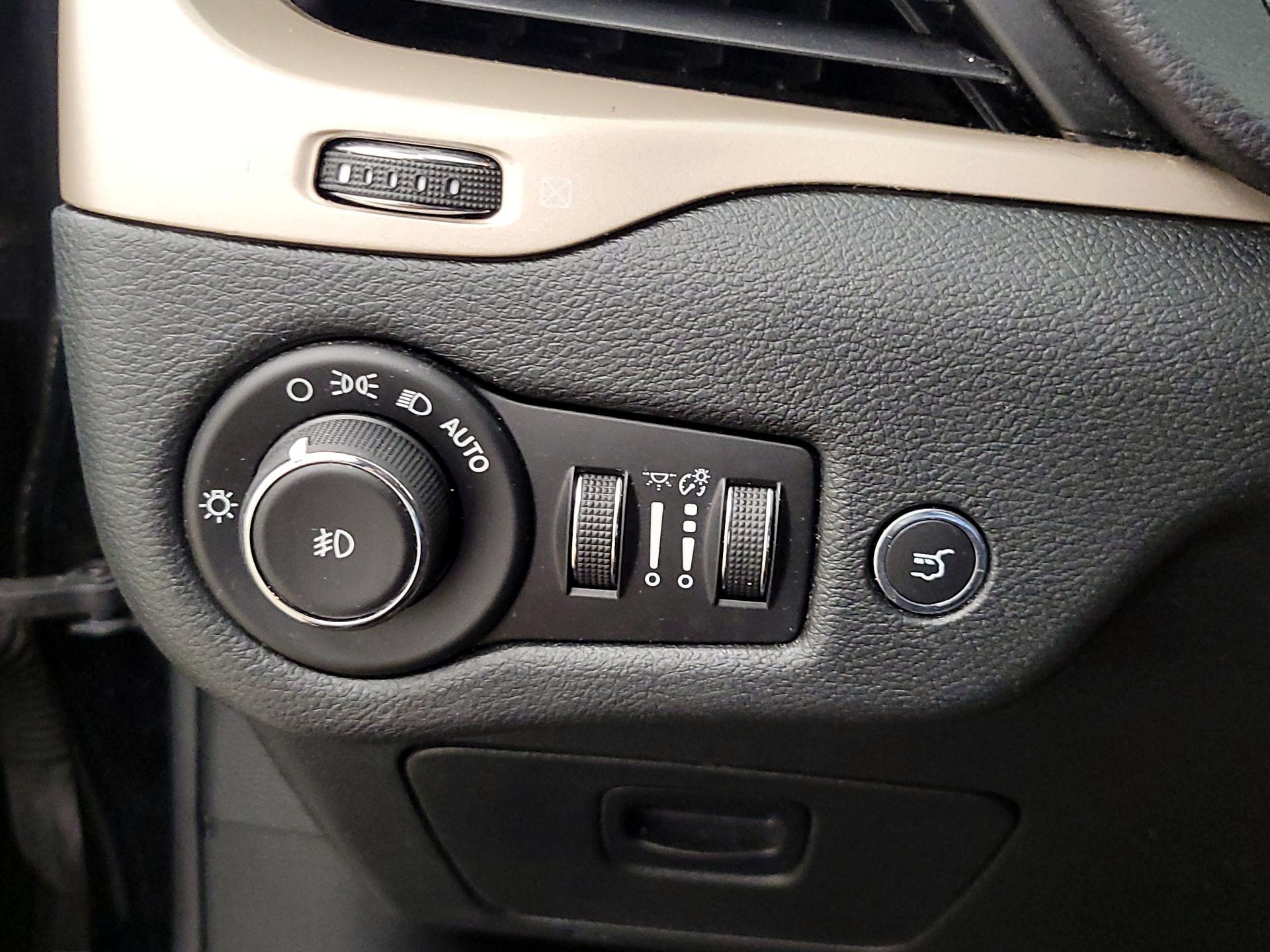 Thumbnail: 2018 Jeep Cherokee - 13