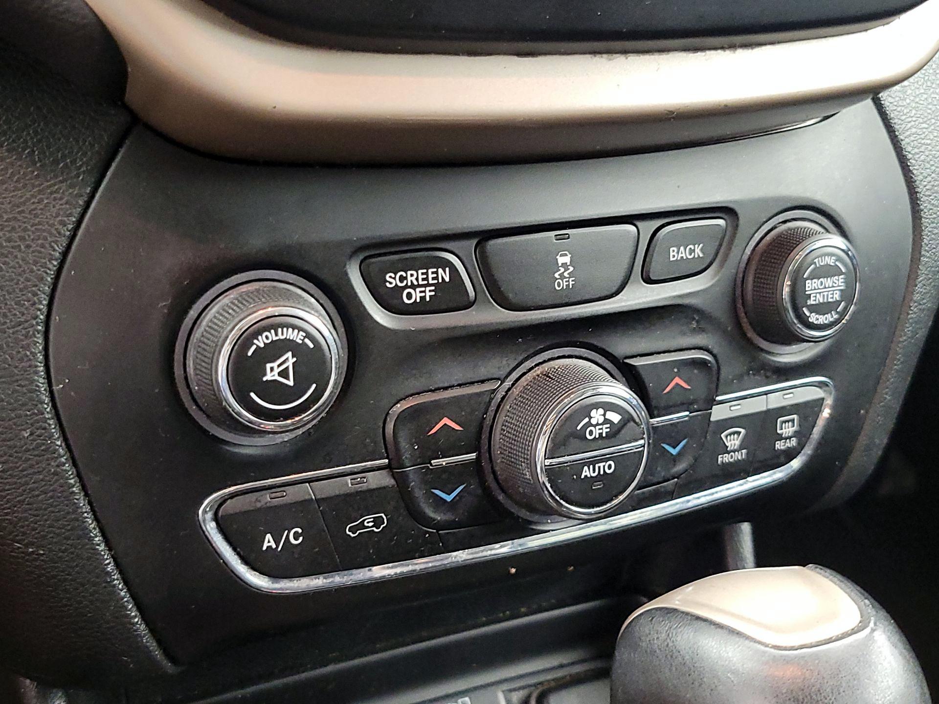 Thumbnail: 2018 Jeep Cherokee - 17