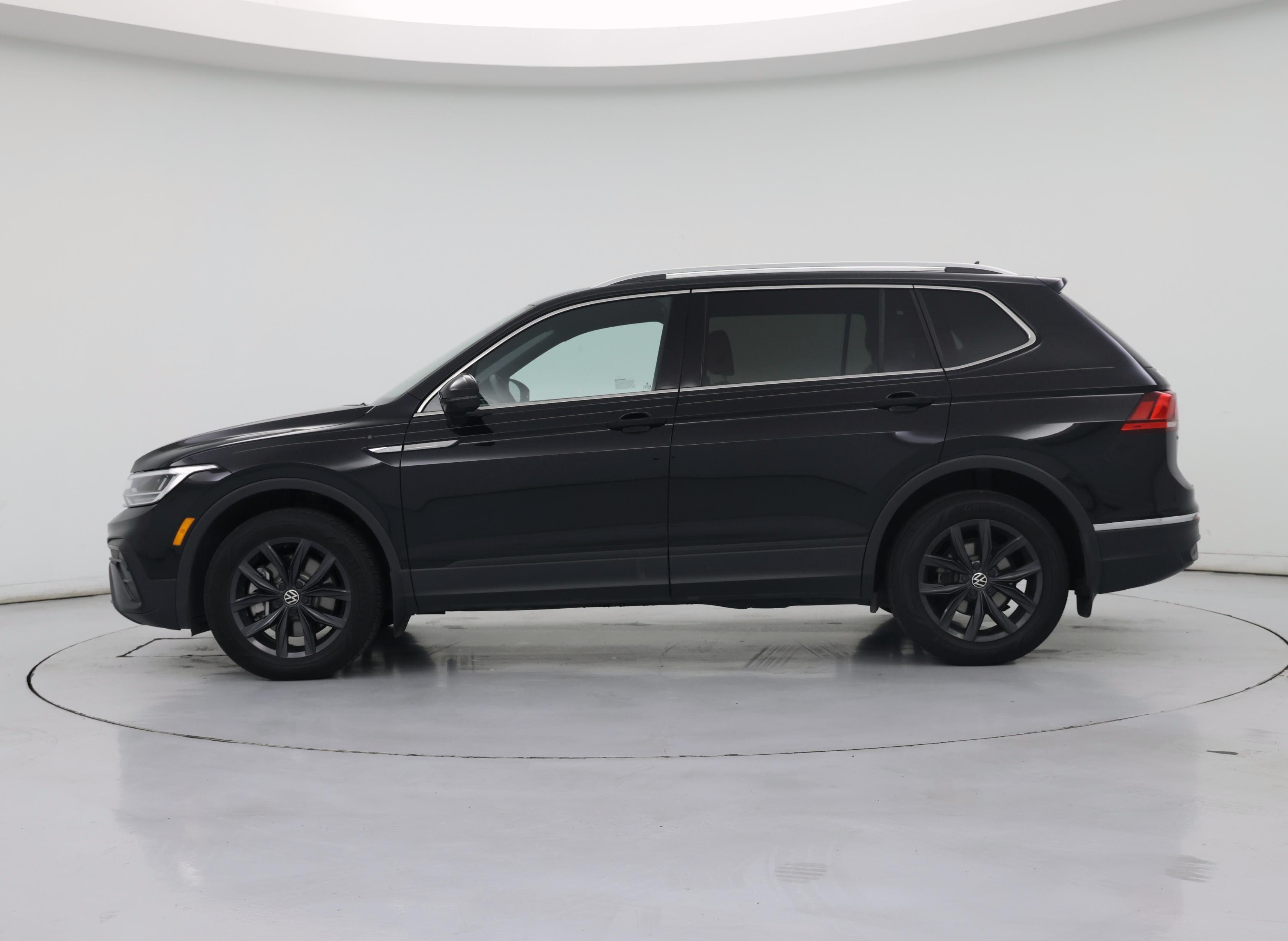 Thumbnail: 2024 Volkswagen Tiguan - 3