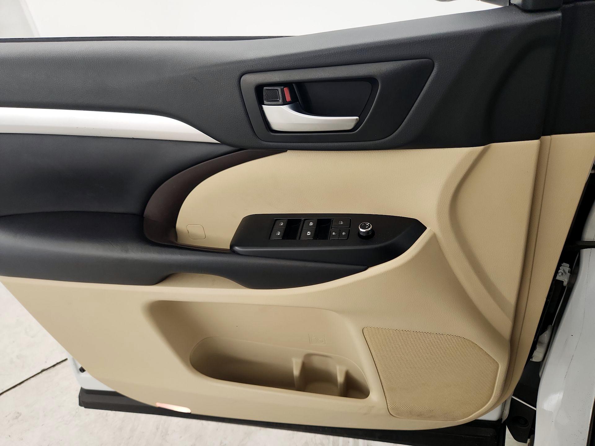 Thumbnail: 2019 Toyota Highlander - 12