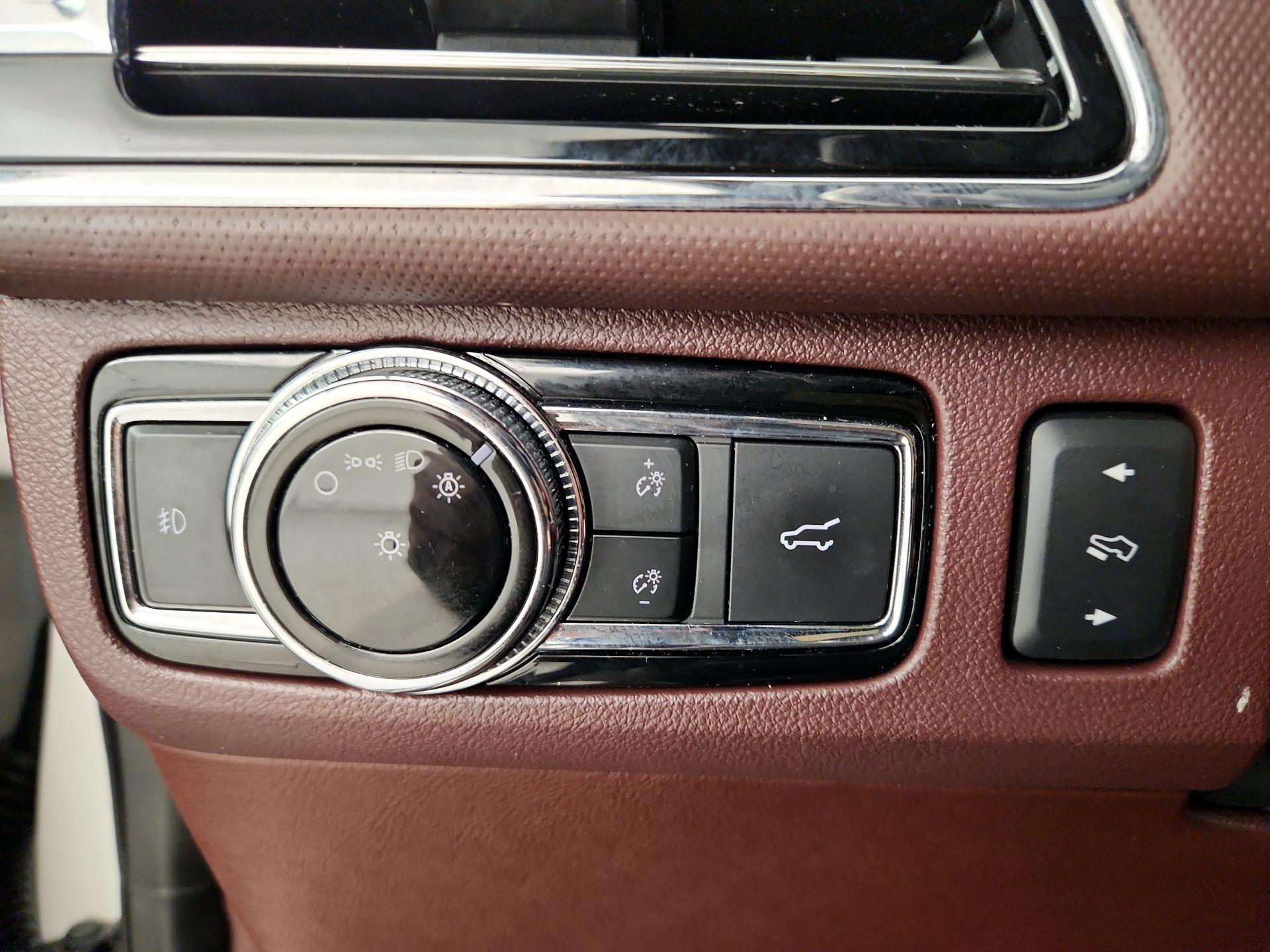 Thumbnail: 2018 Lincoln Navigator L - 11