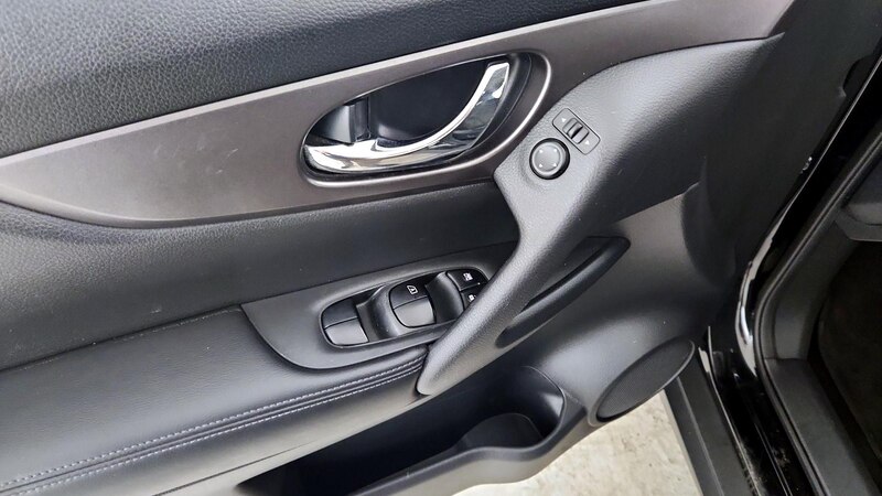 2016 Nissan Rogue SV 12