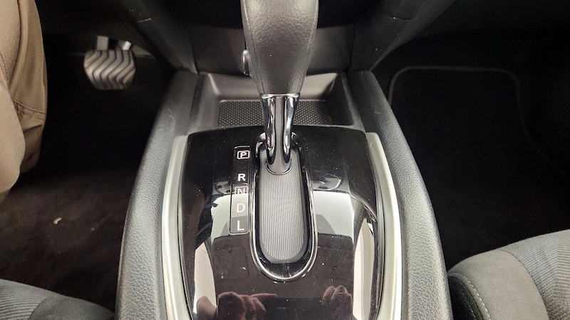 2016 Nissan Rogue SV 18