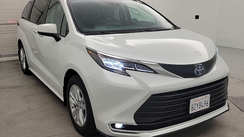 2022 Toyota Sienna XLE Hero Image