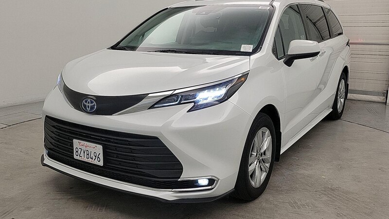 2022 Toyota Sienna XLE 3