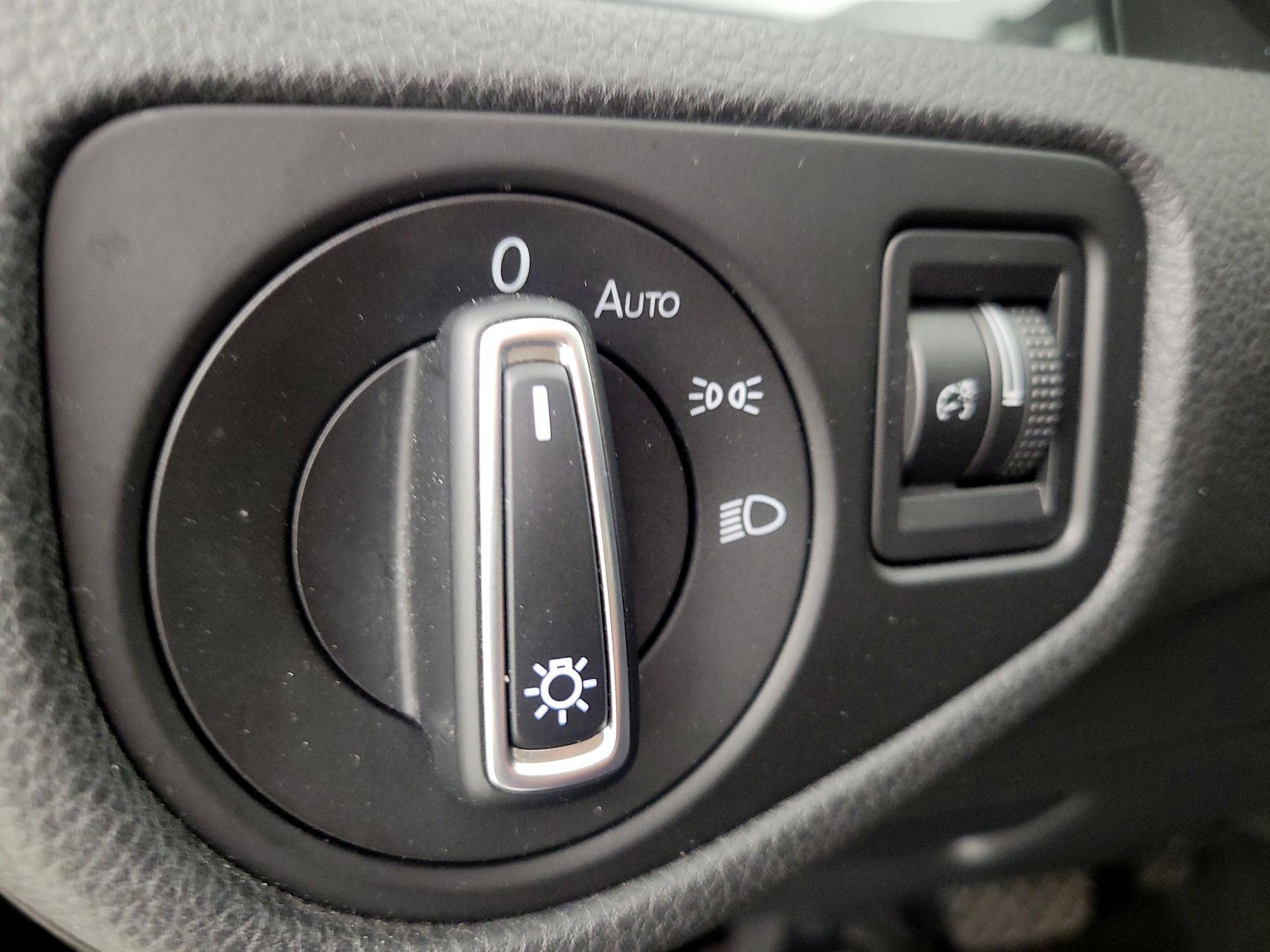Thumbnail: 2019 Volkswagen e-Golf - 13
